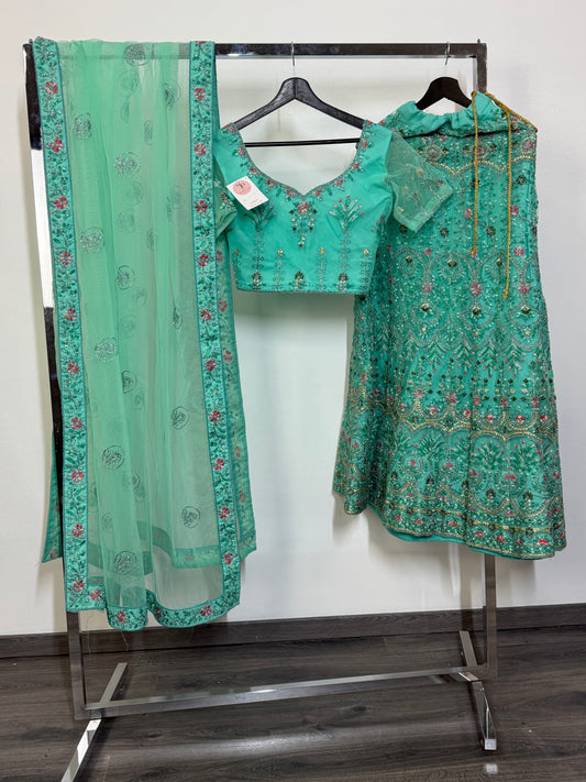 Mint Green Lehenga – Pastel Beauty met Fijn Bloemenborduursel