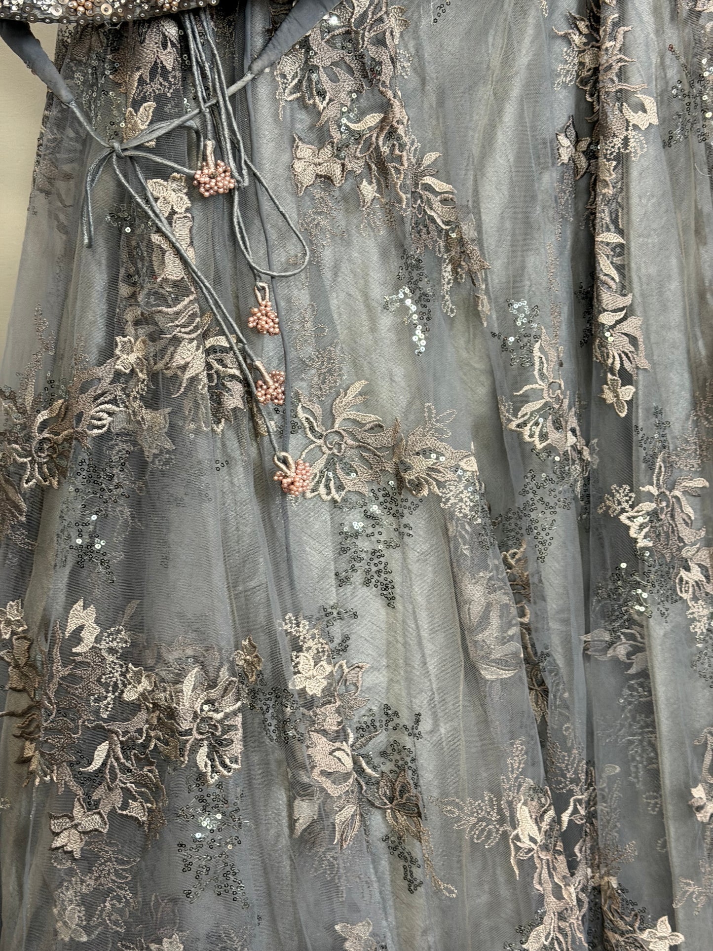 Grijze Designer Lehenga met Heavy 3D Bloemen