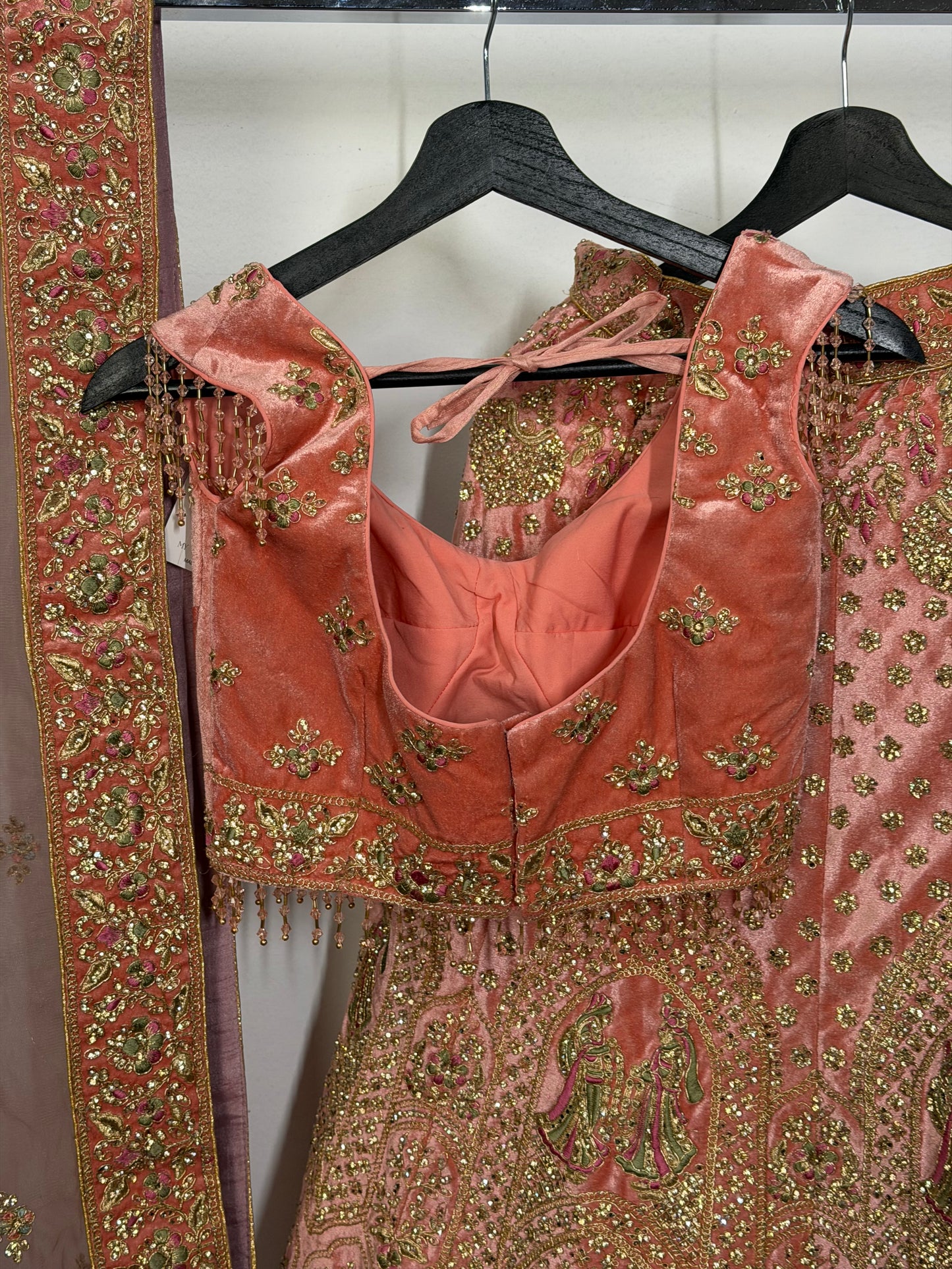 Perzik-roze Velvet Embroidered Lehenga