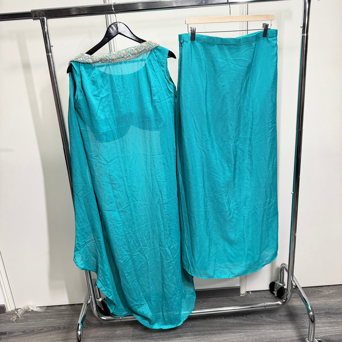 Amaya Turquoise Lehenga Set met Luxe Geborduurde Cape