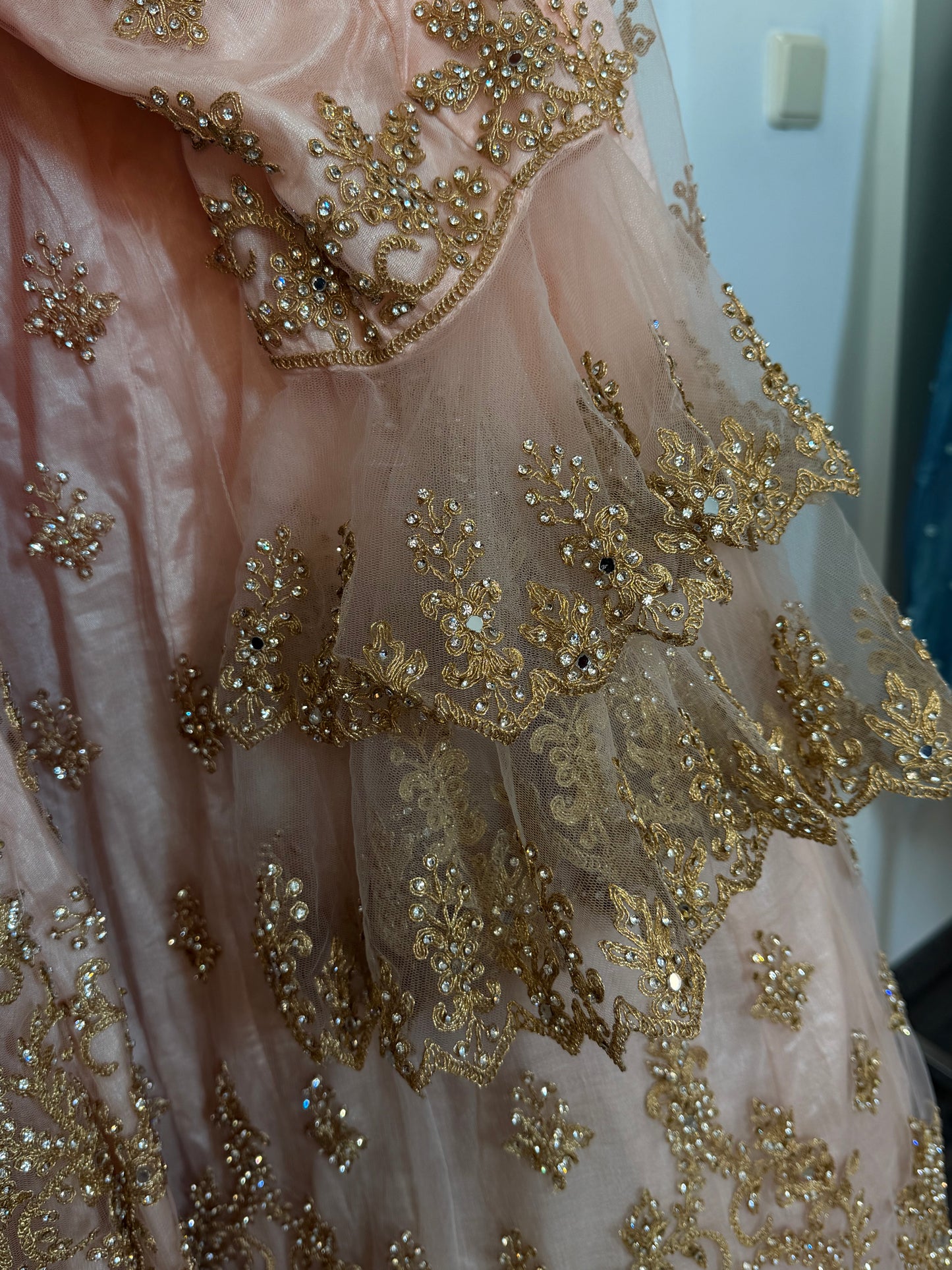 Lichtroze Anarkali Set met Zwaar Goud Borduurwerk