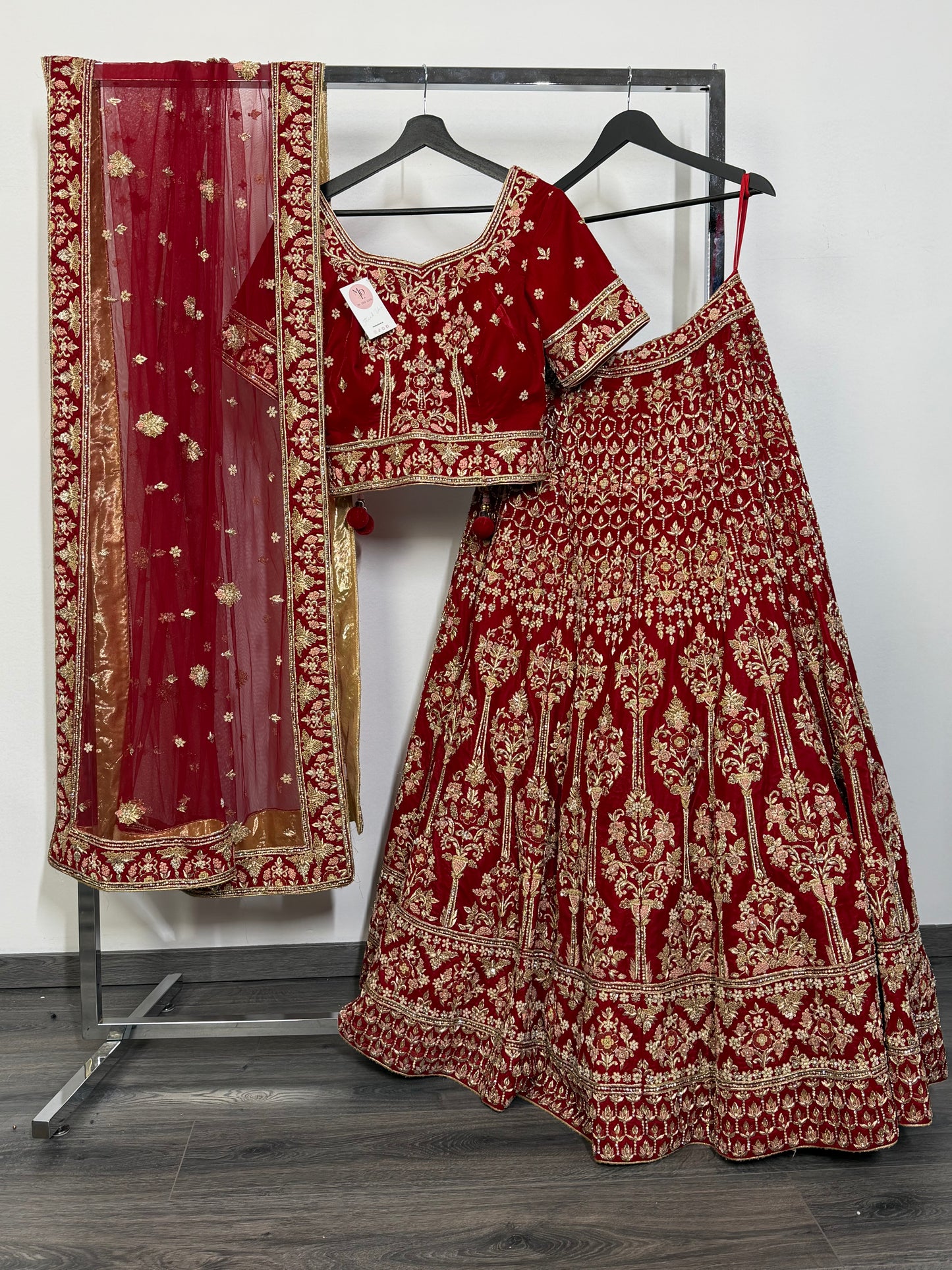 Dieprode Velvet Bridal Lehenga