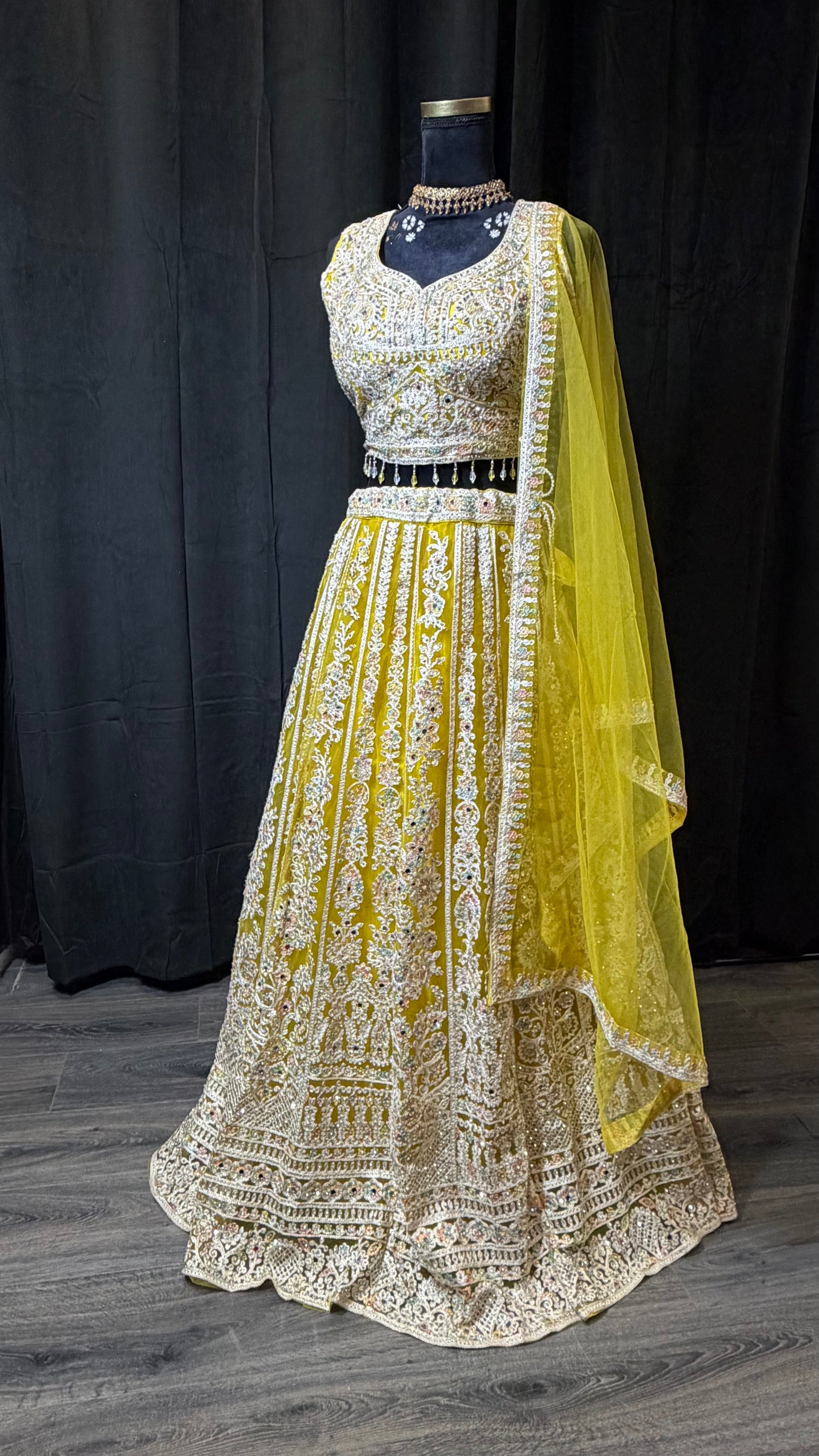 Gele Luxe Party Wear Lehenga met Zardozi Embroidery