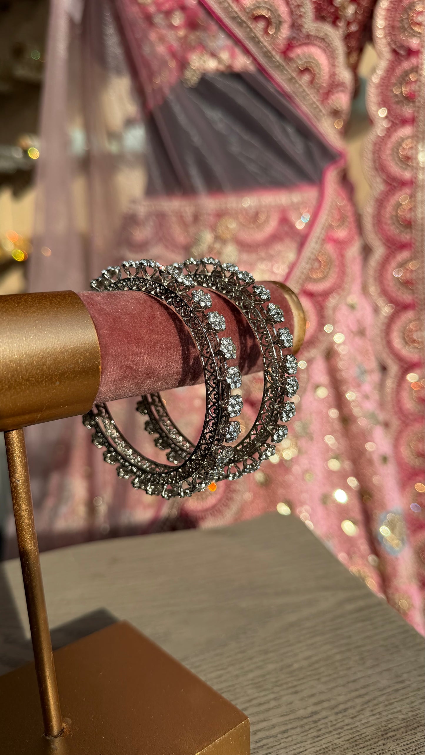 Zilverkleurige armbanden met kristalsteentjes – elegante Indiase kangan