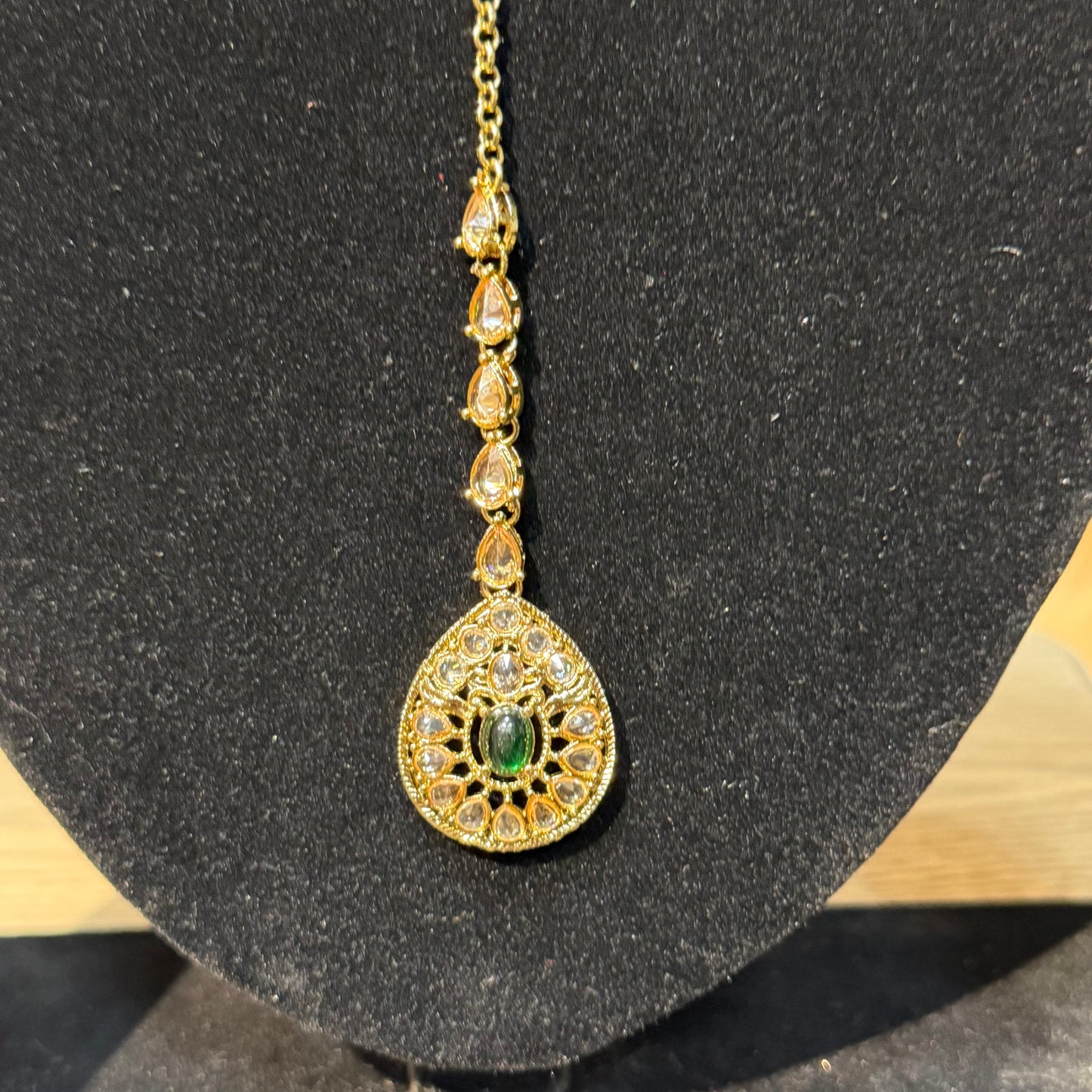 Zaria Emerald Choker Set – 3-delige Kundan Sieradenset met Smaragdgroene Stenen
