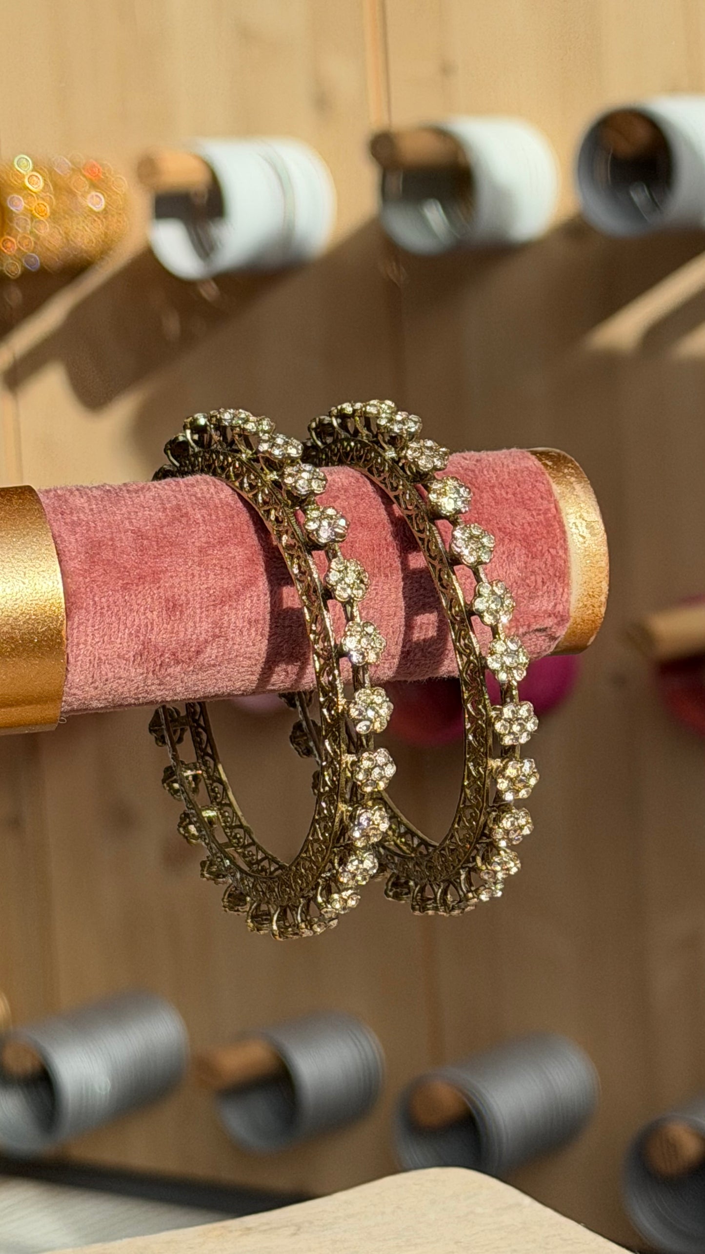 Zilverkleurige armbanden met kristalsteentjes – elegante Indiase kangan