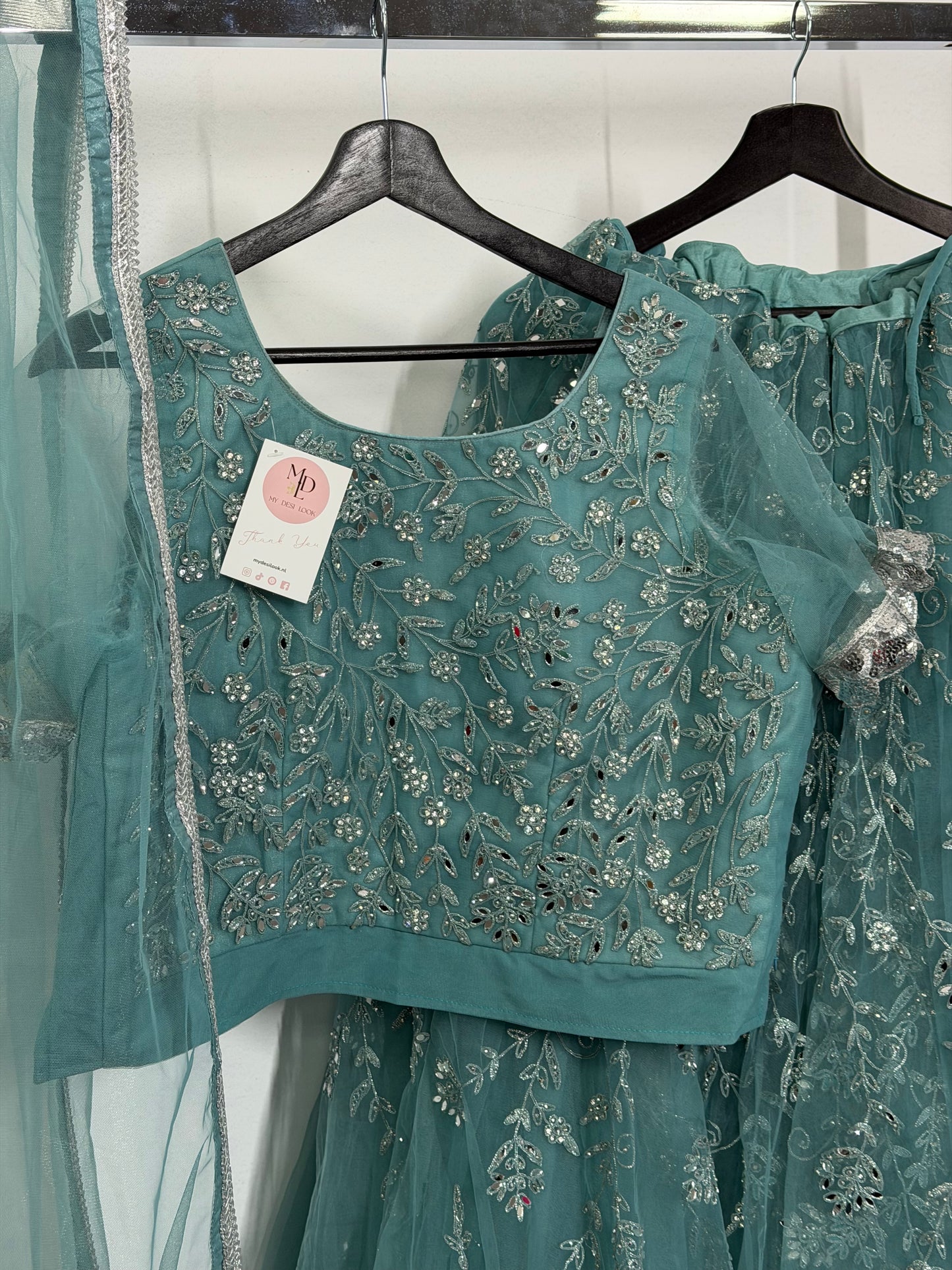 Teal Silver Lehenga – Glitterende Borduursels & Luxe Look