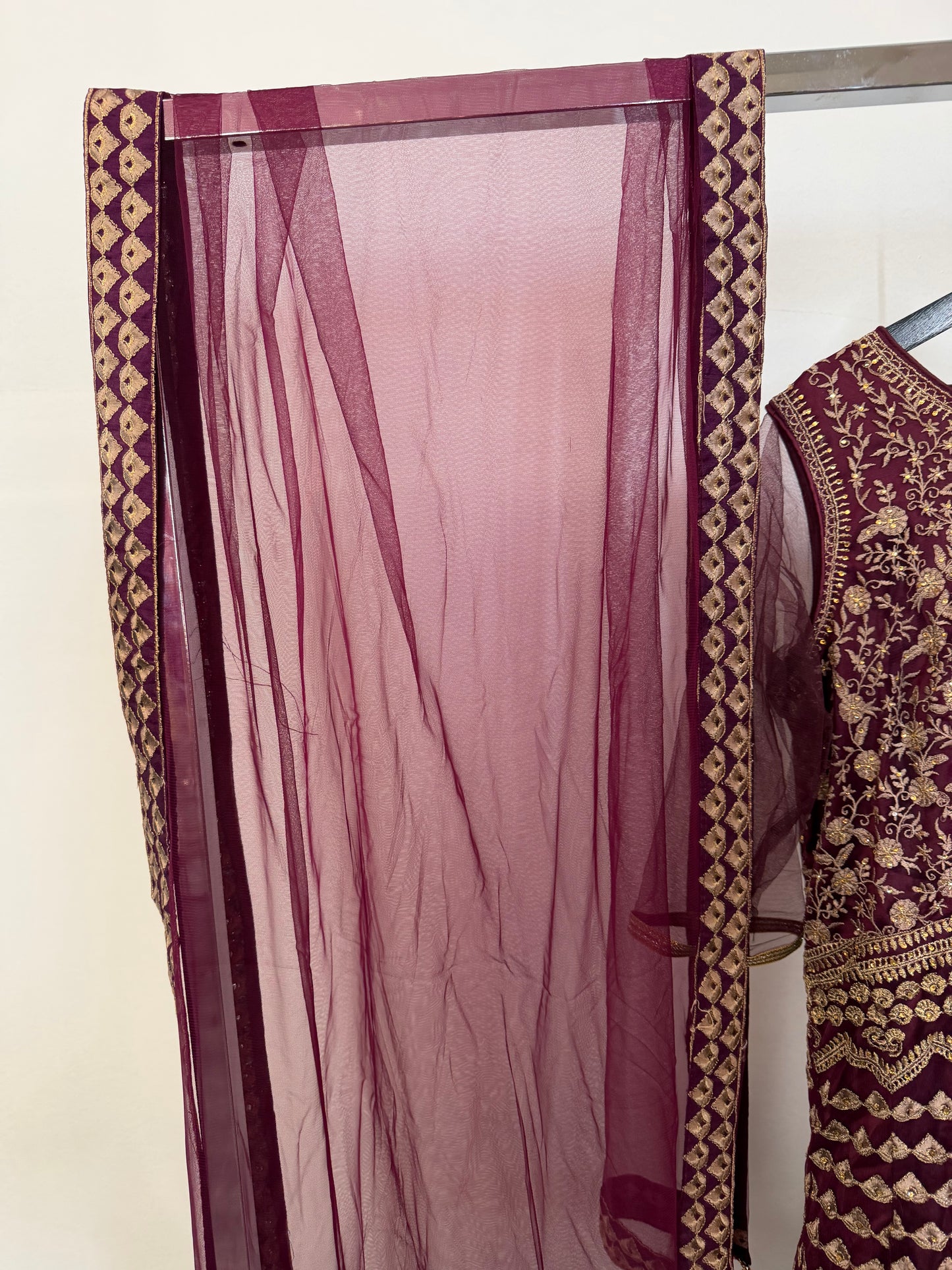 Maroon Anarkali met Goud Borduurwerk & Full Flare