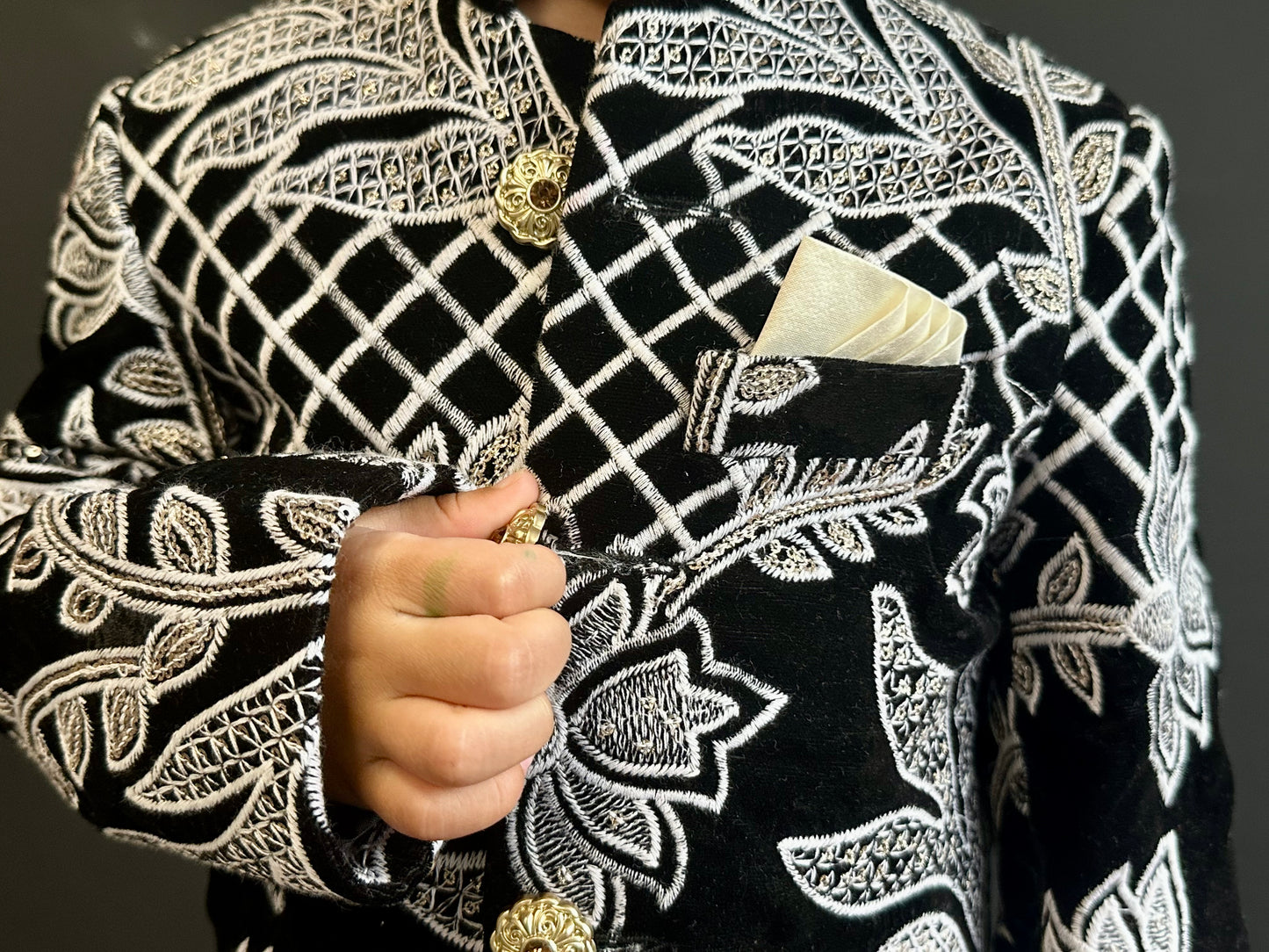 Zwarte velvet sherwani met witte borduursels – luxe Indiase jongensoutfit