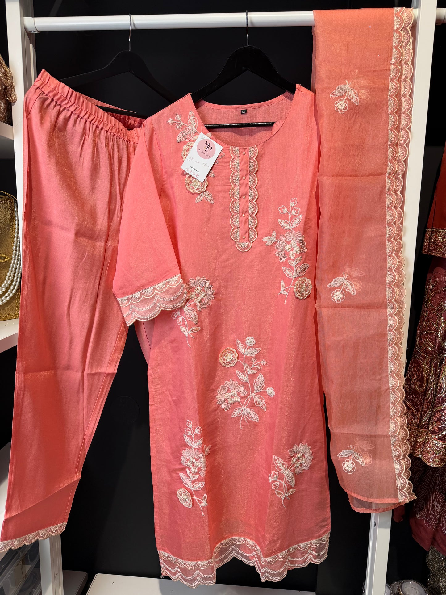 Koraalroze Suit met Borduurwerk dames kurti