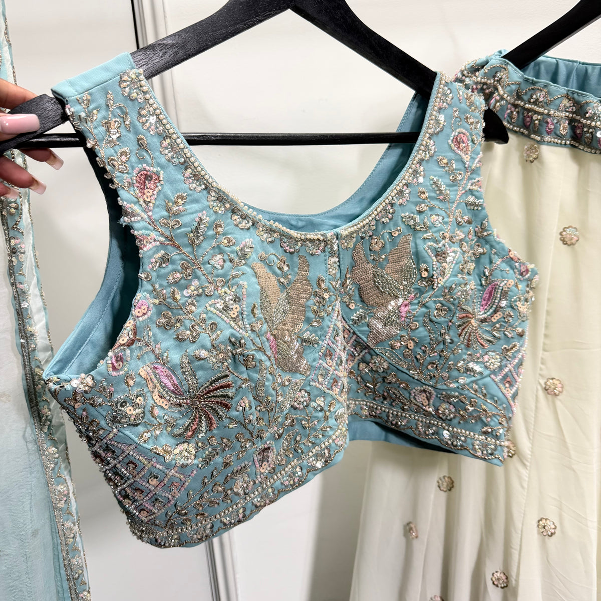 Meher Ivory Blue Ombre Lehenga met Borduurwerk