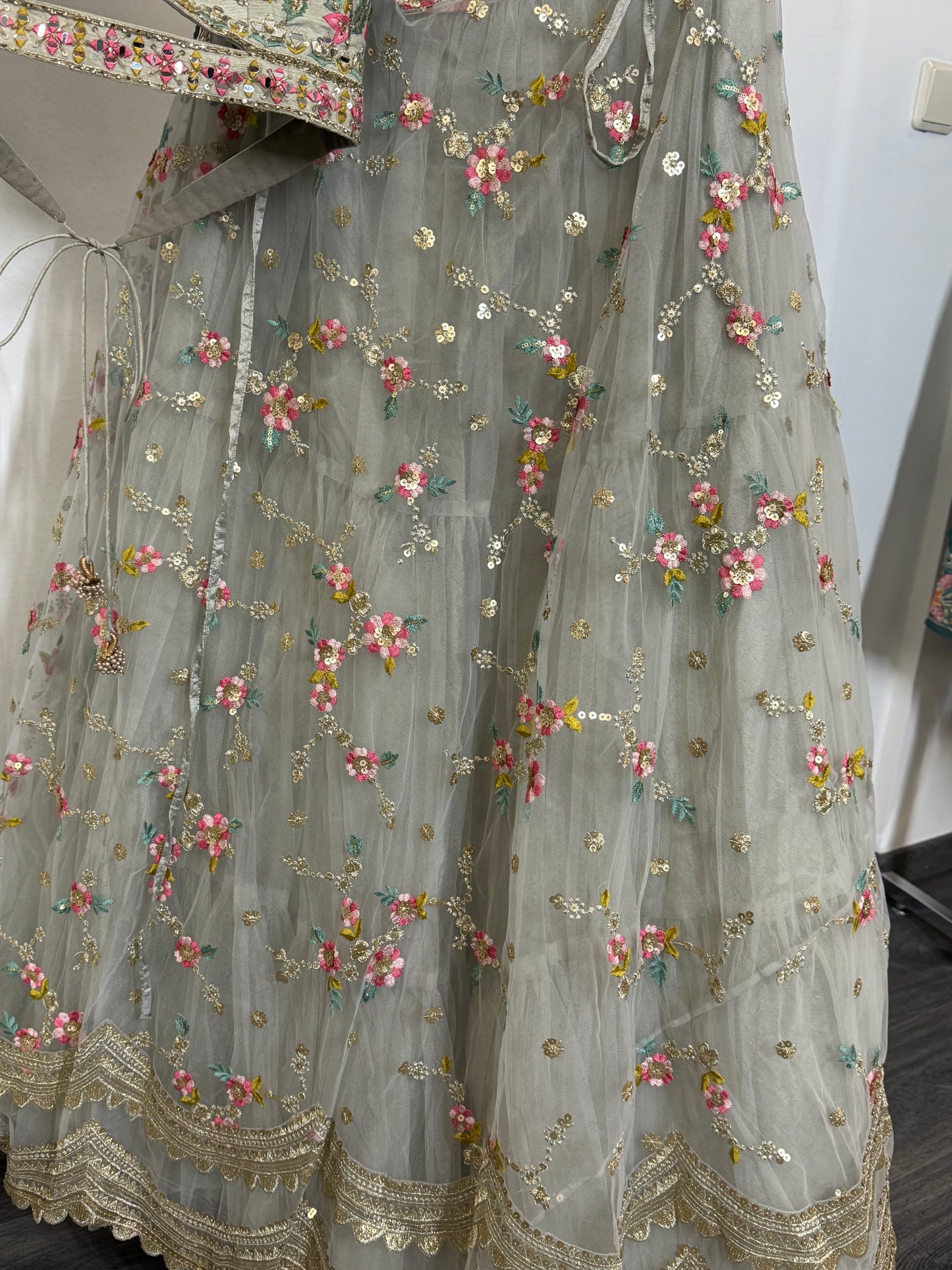 Sage Green Floral Lehenga – Handgeborduurde Bloemen & Spiegelwerk