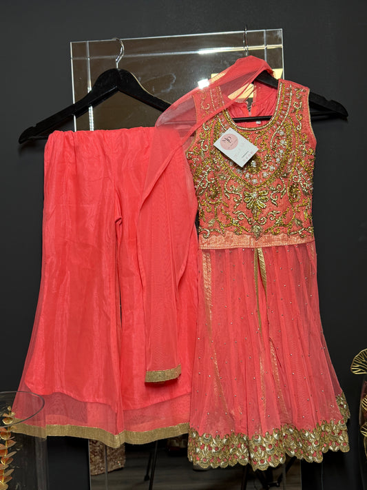 Koraalroze set met goud borduurwerk