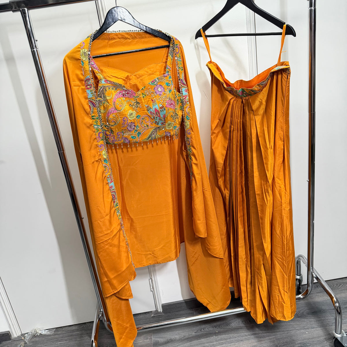 Kiara Orange Lehenga Set met Kleurrijk Borduurwerk & Cape