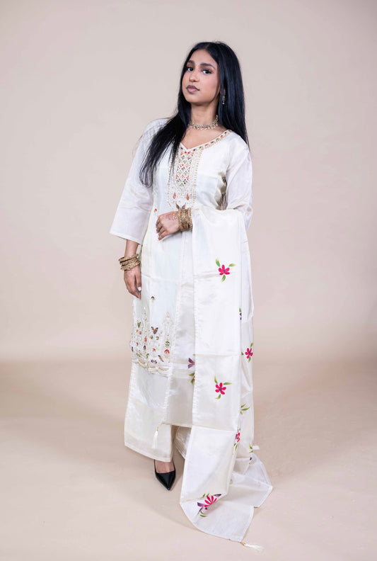 Witte Salwar Kameez met Borduurwerk en Dupatta – Elegante Indiase Outfit