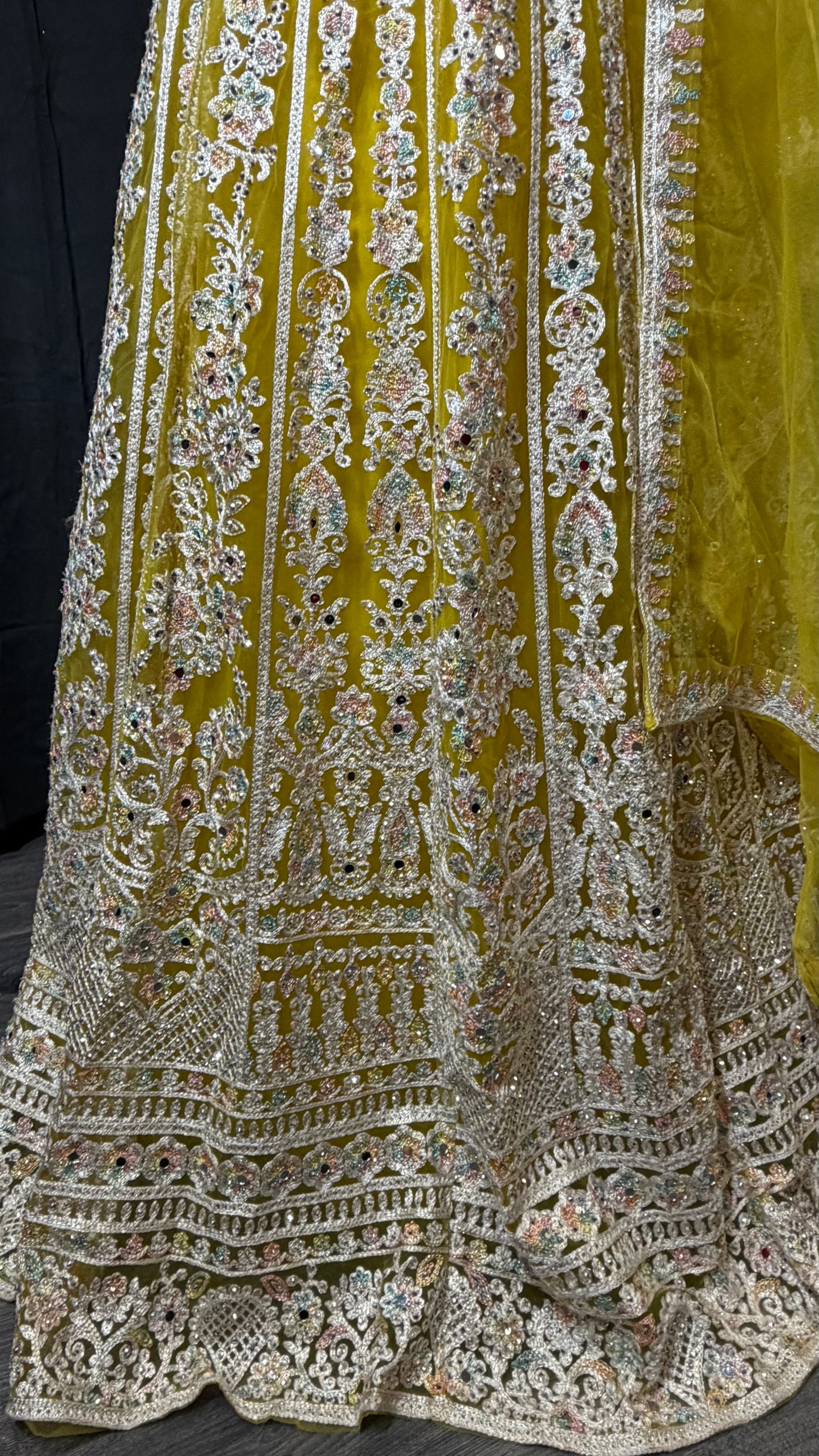 Gele Luxe Party Wear Lehenga met Zardozi Embroidery