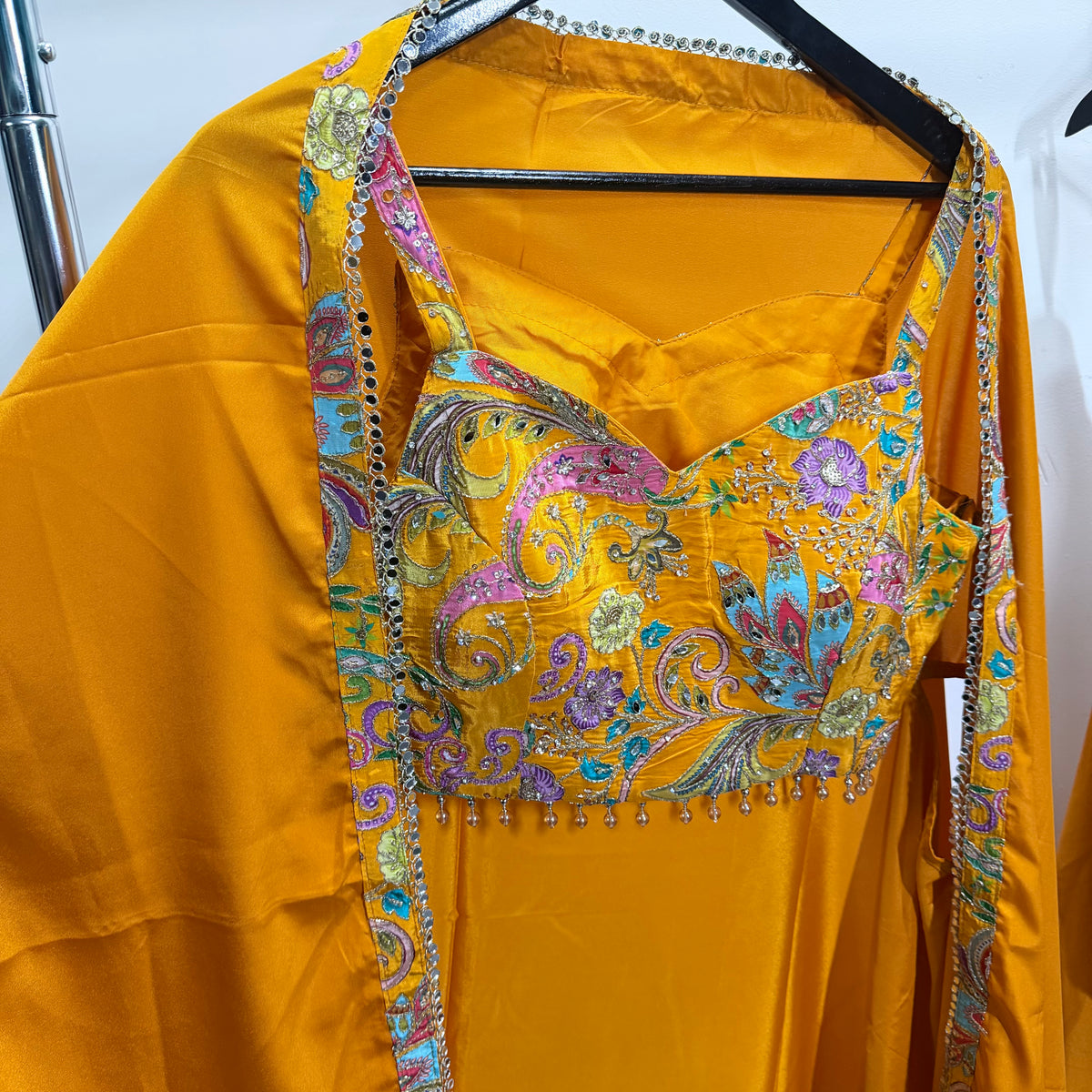 Kiara Orange Lehenga Set met Kleurrijk Borduurwerk & Cape
