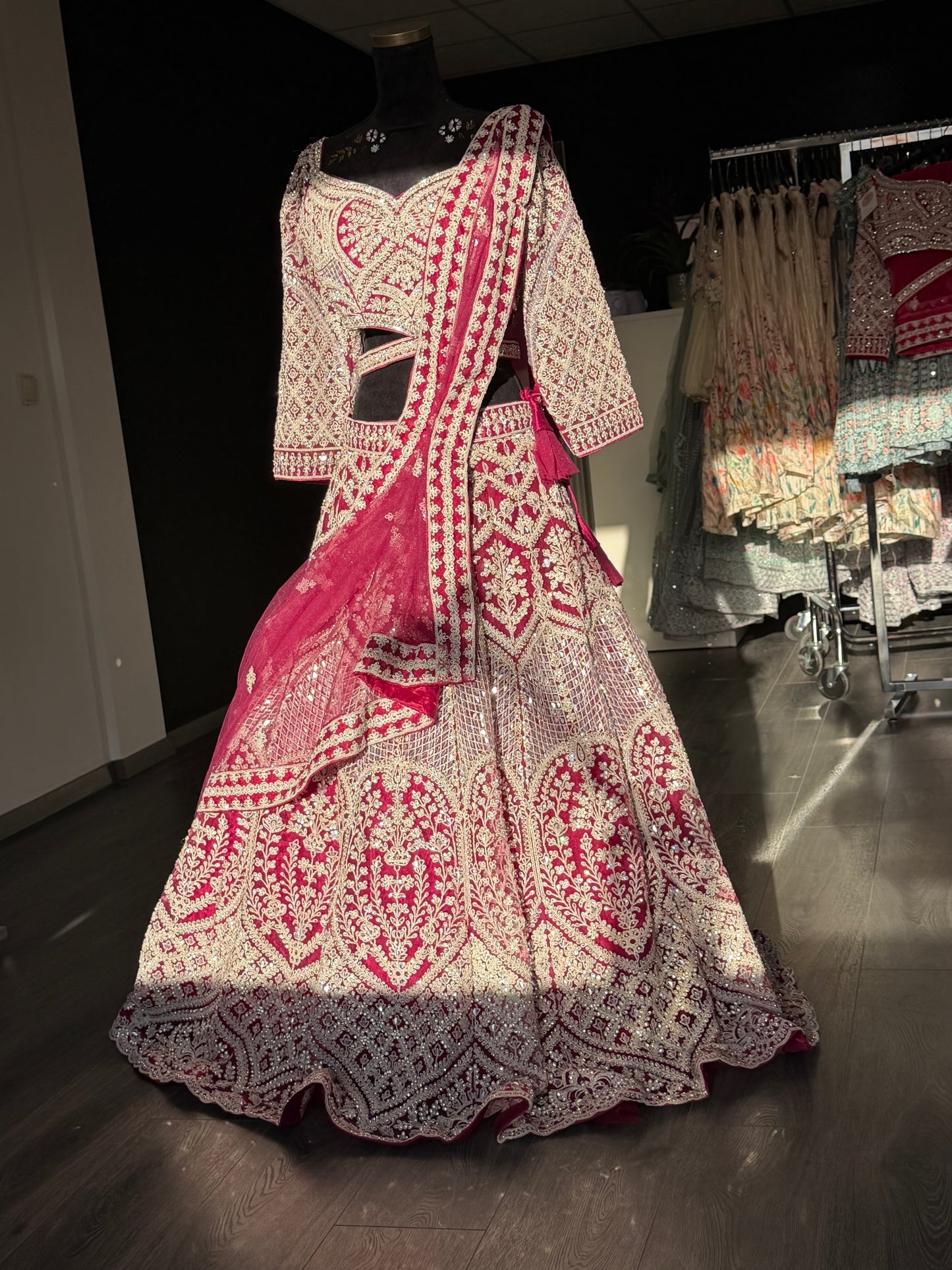 Fuchsia Lehenga met Zilver Borduurwerk