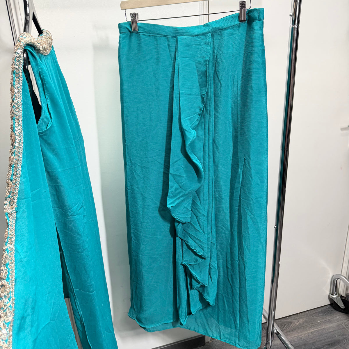 Amaya Turquoise Lehenga Set met Luxe Geborduurde Cape