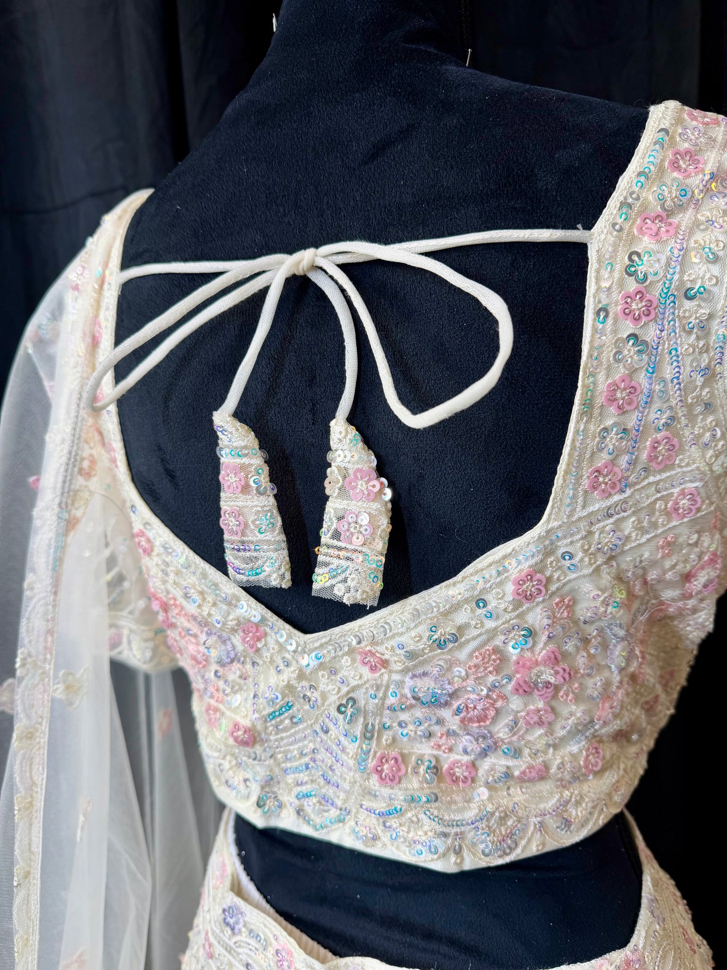 Pastel Garden Lehenga – Ivoor met Bloemen 3D Borduur