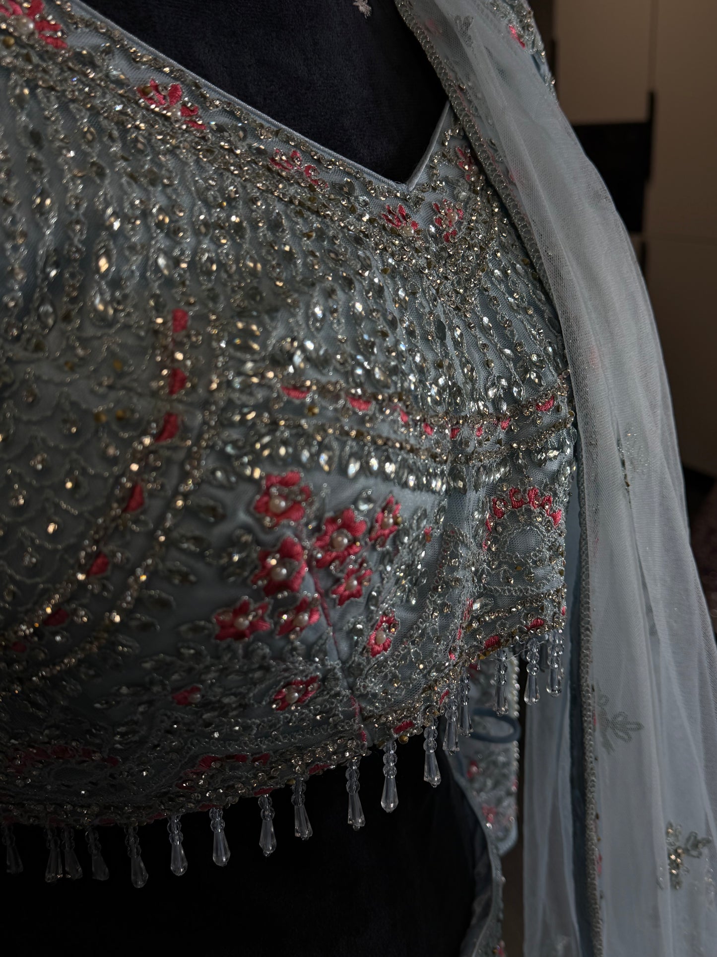 IJsblauwe Lehenga met Roze Borduurwerk
