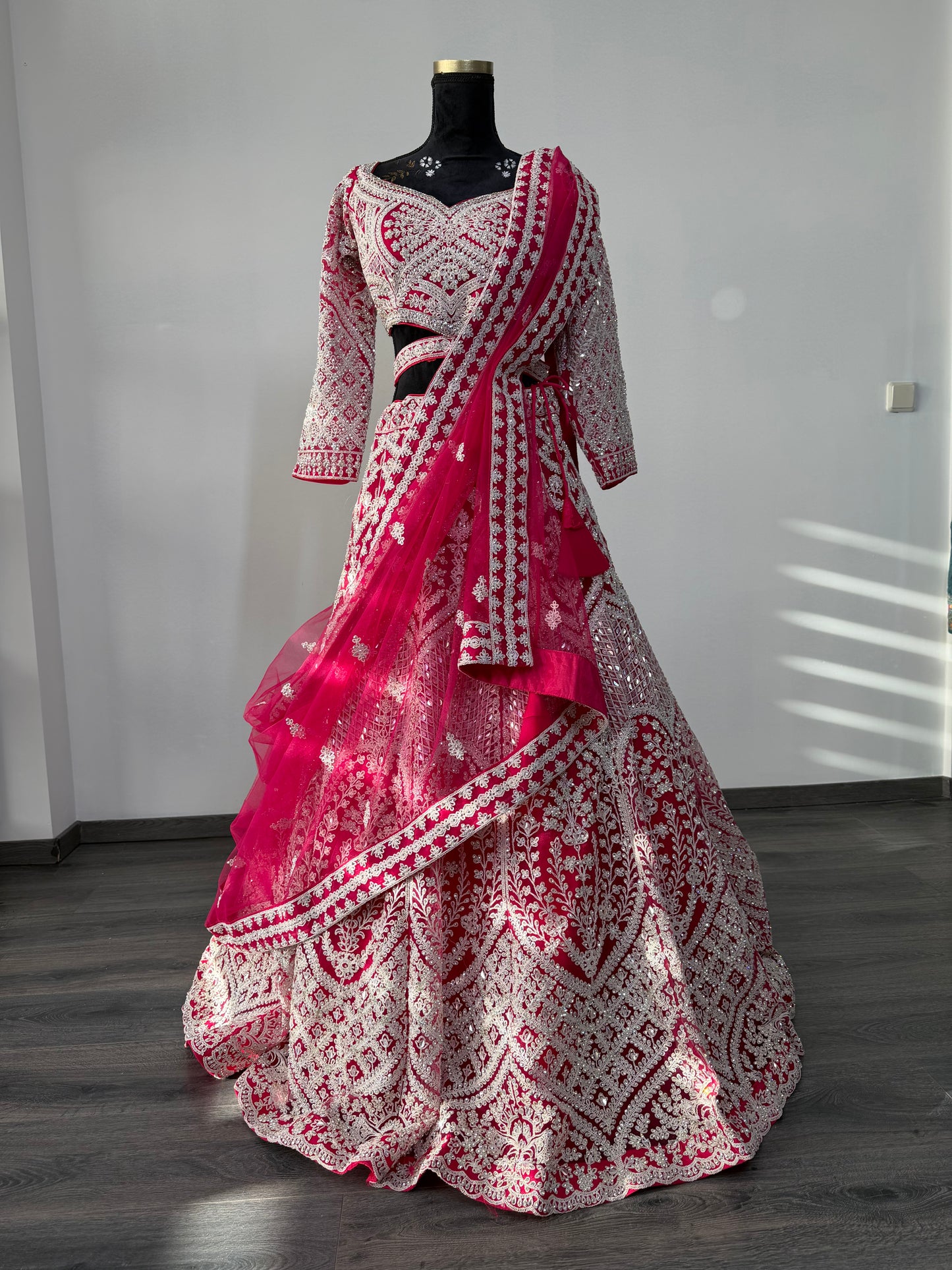Dieprode Lehenga met Zilver Borduurwerk
