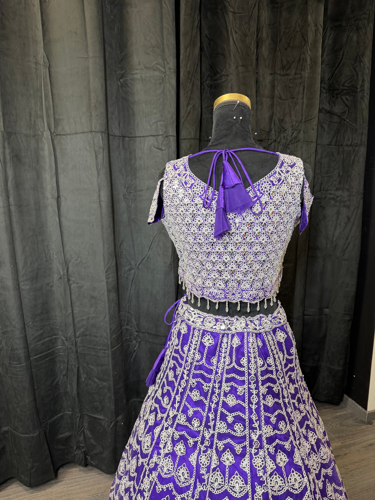 Paarse Zilver Geborduurde Lehenga