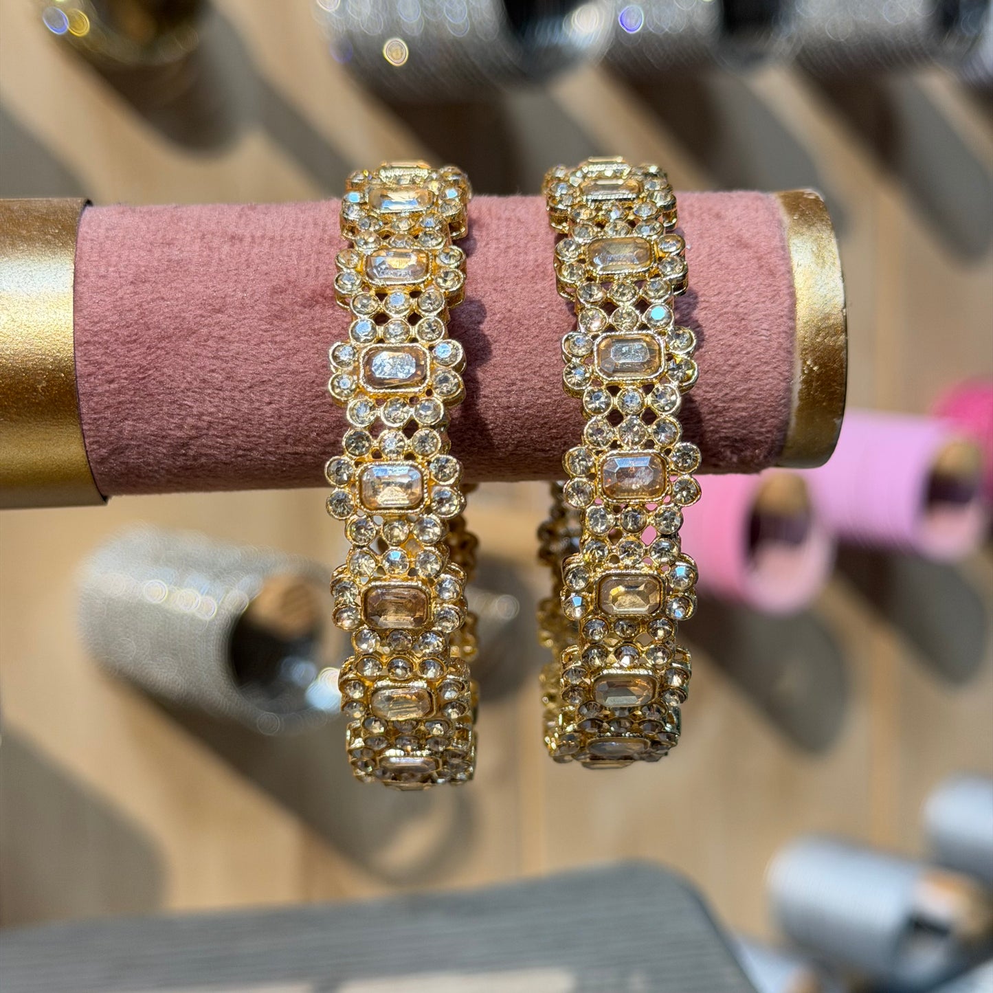 Amira Kundan Bangles Champagne – Luxe Gouden Armbanden met Champagne Kristallen