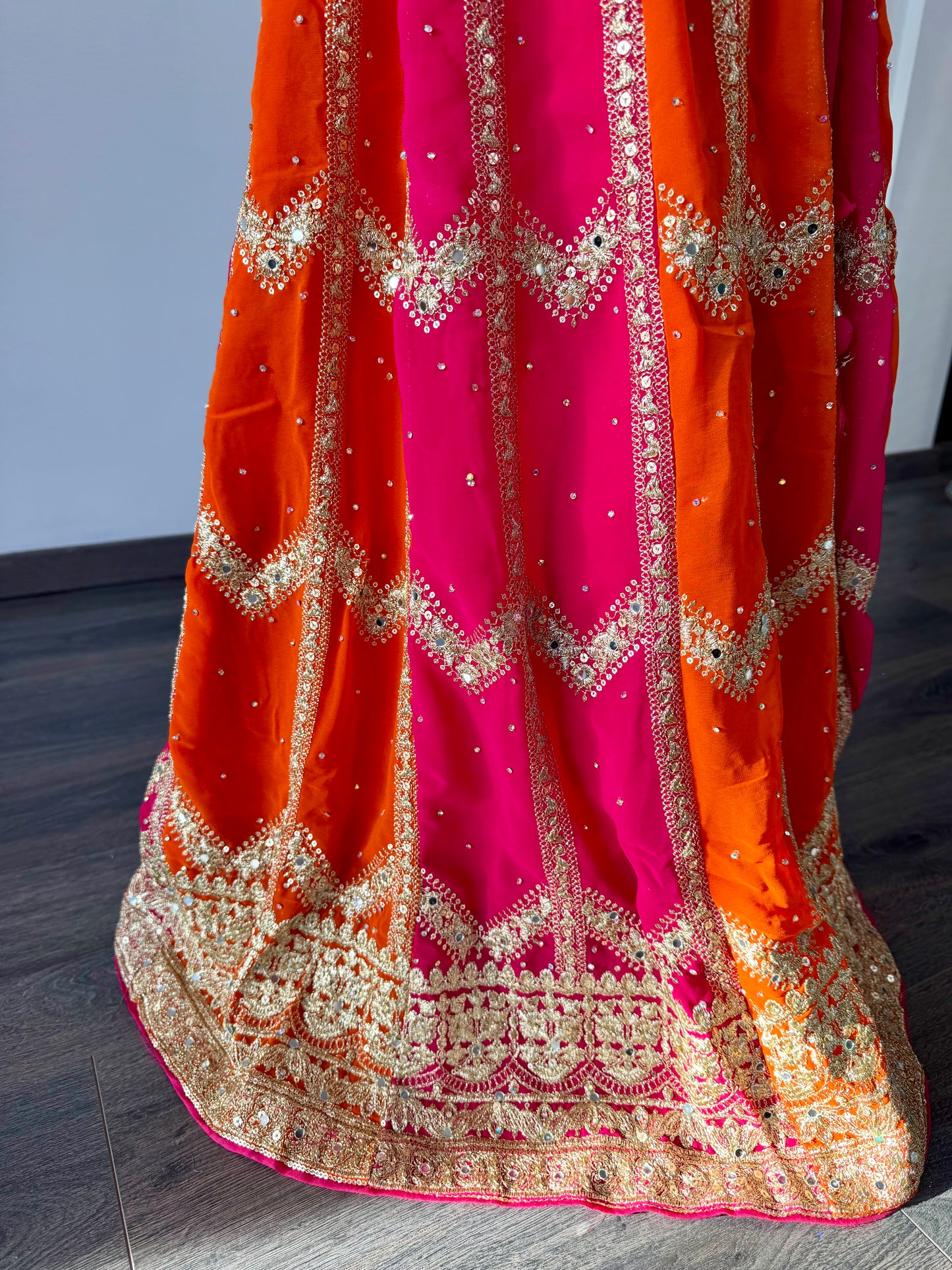 Fuchsia & Oranje Gouden Lehenga