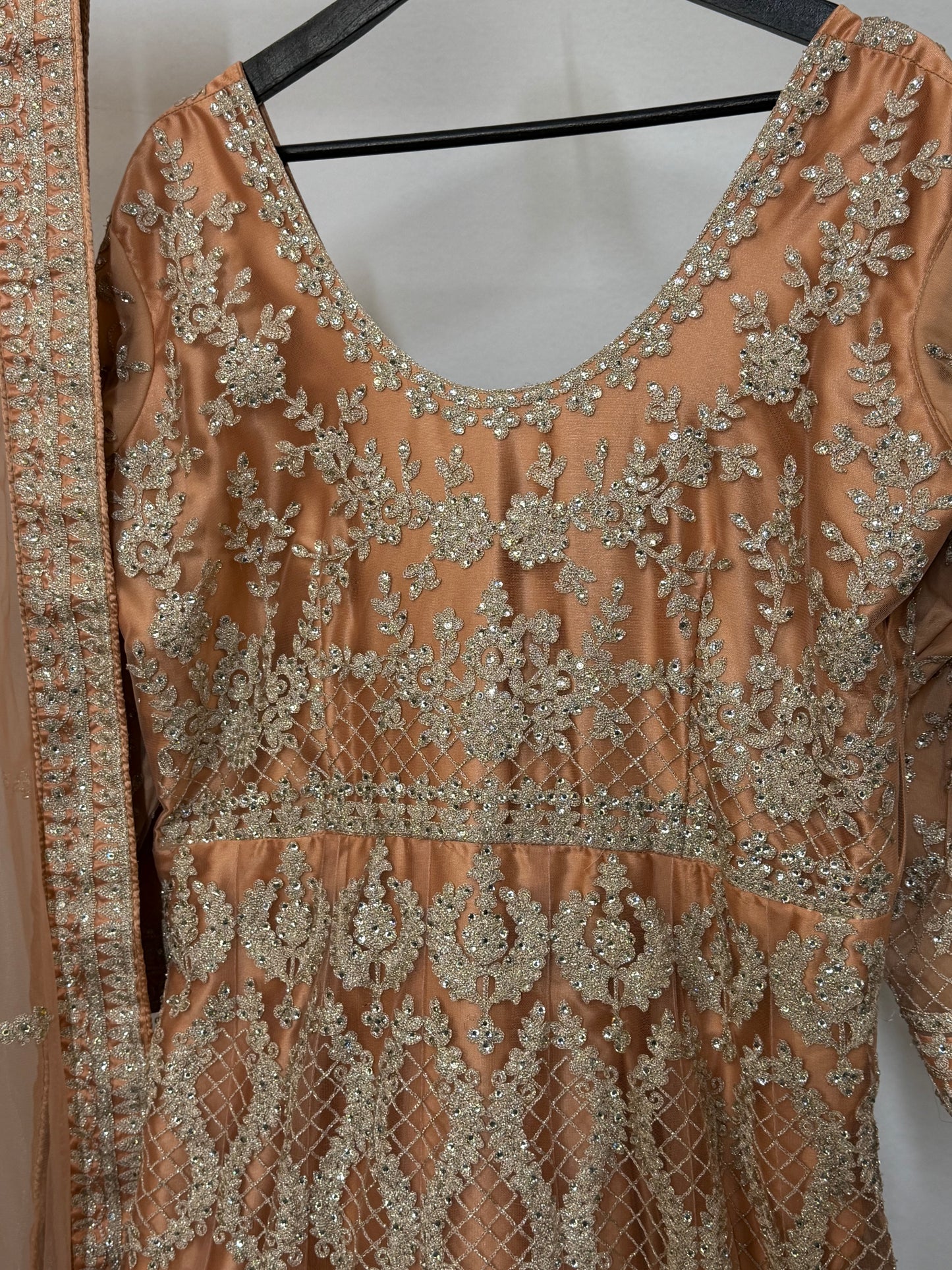 Perzik Anarkali met Goud Borduurwerk & Net Dupatta