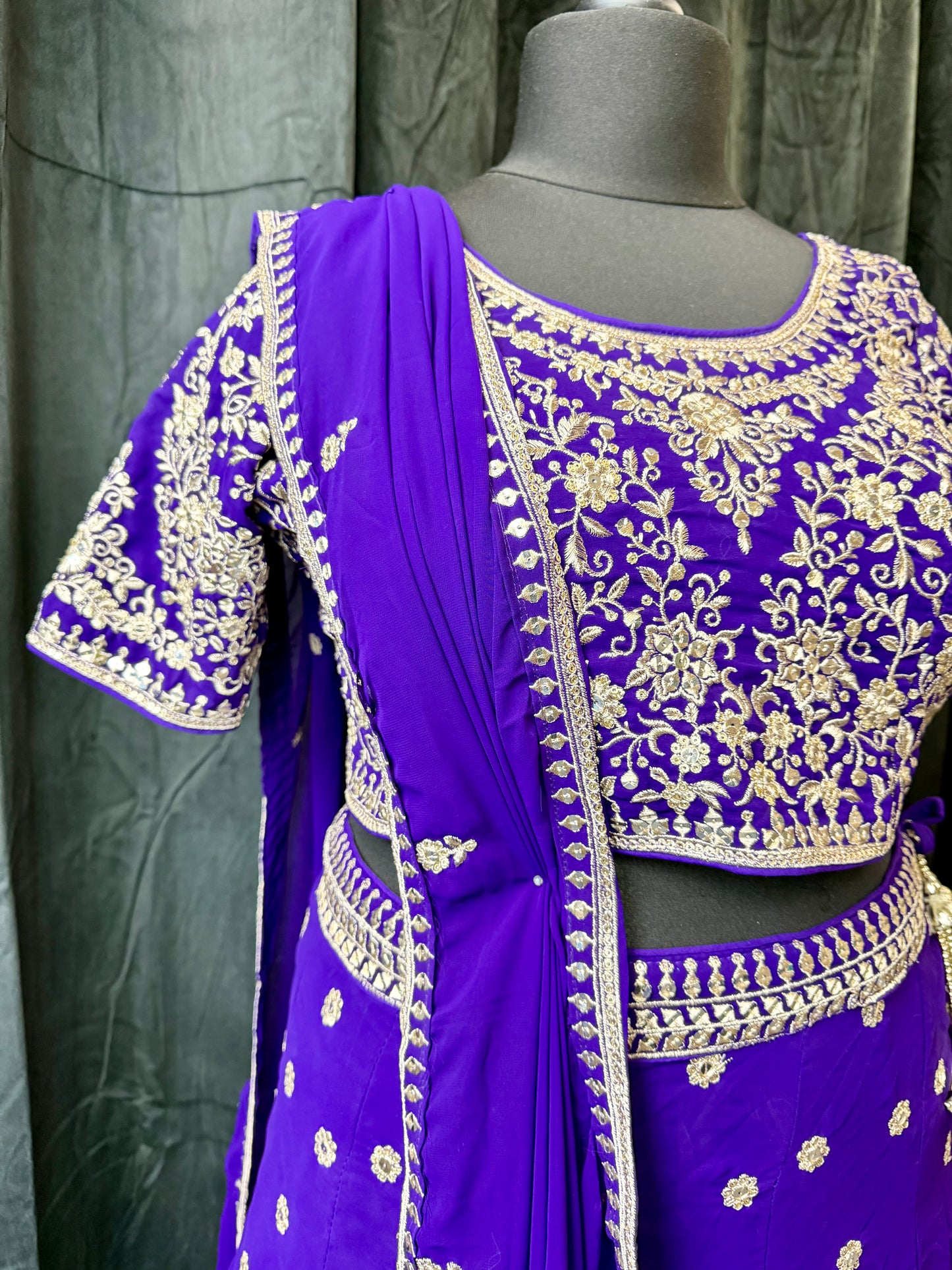 Royal Purple Zari Lehenga – Maat 46