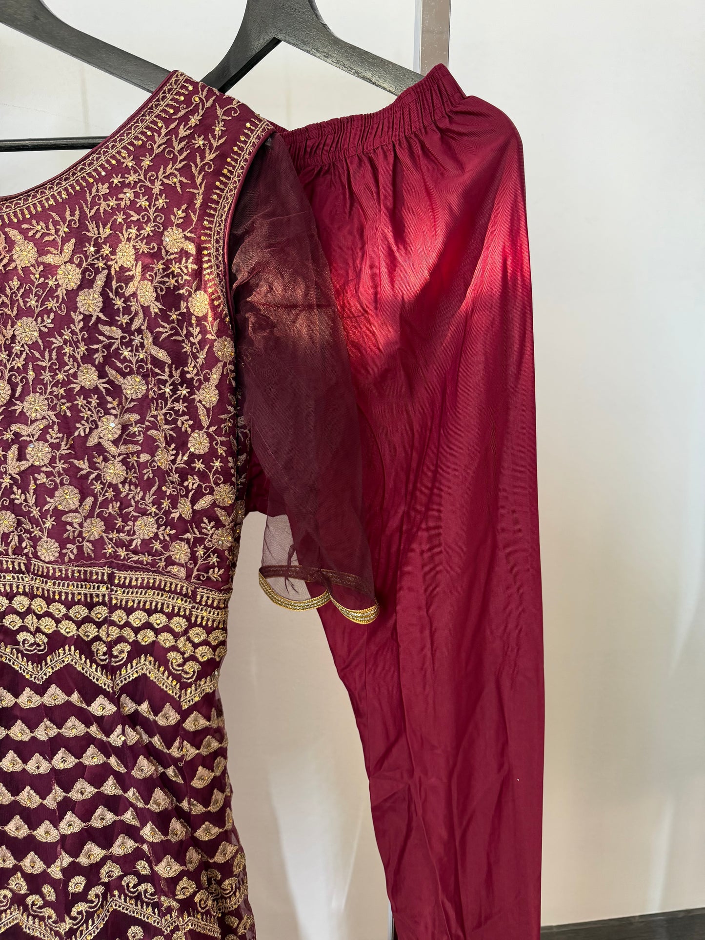Maroon Anarkali met Goud Borduurwerk & Full Flare