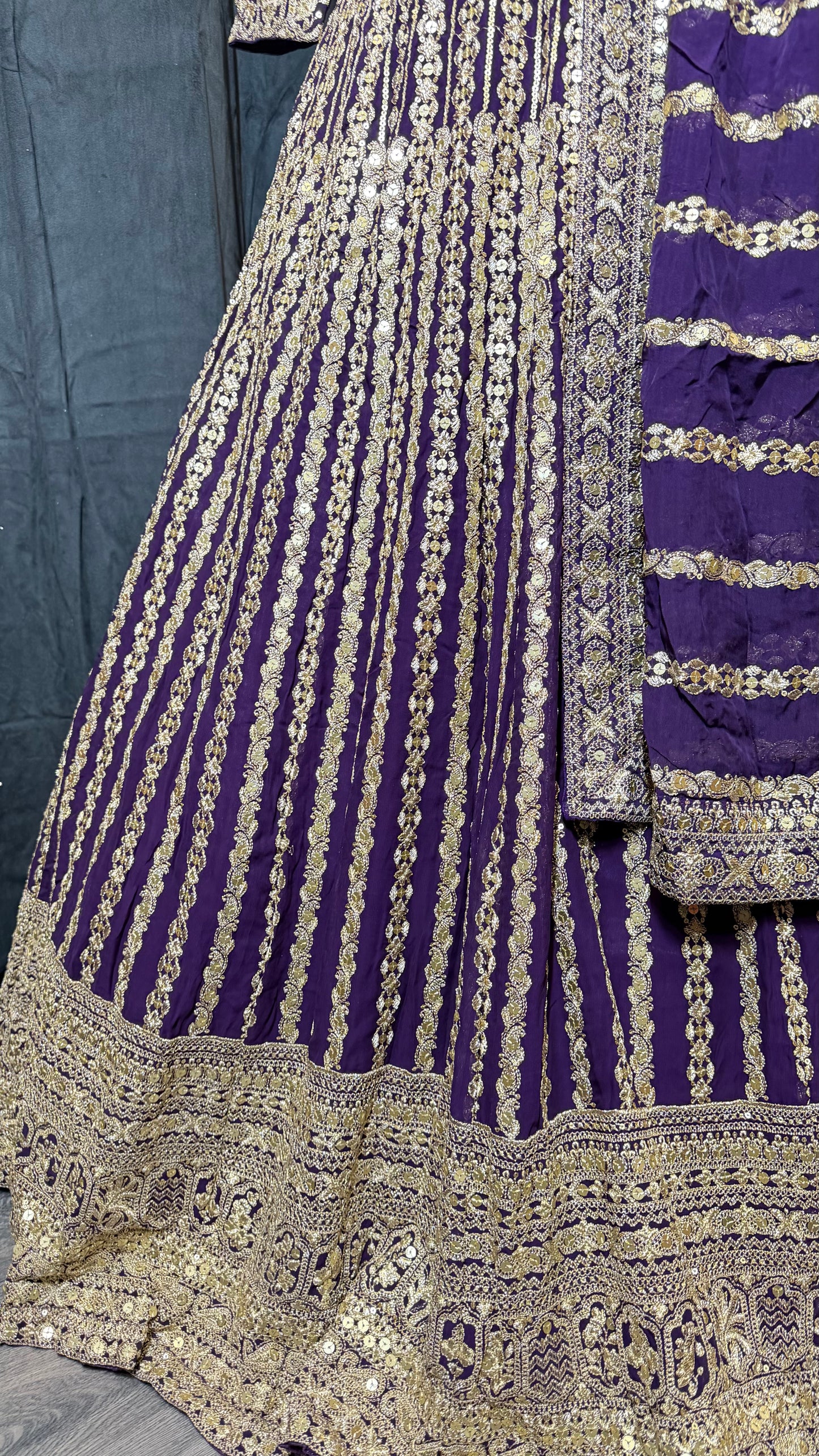 Paarse Luxe Party Wear Lehenga met Gouden Embroidery