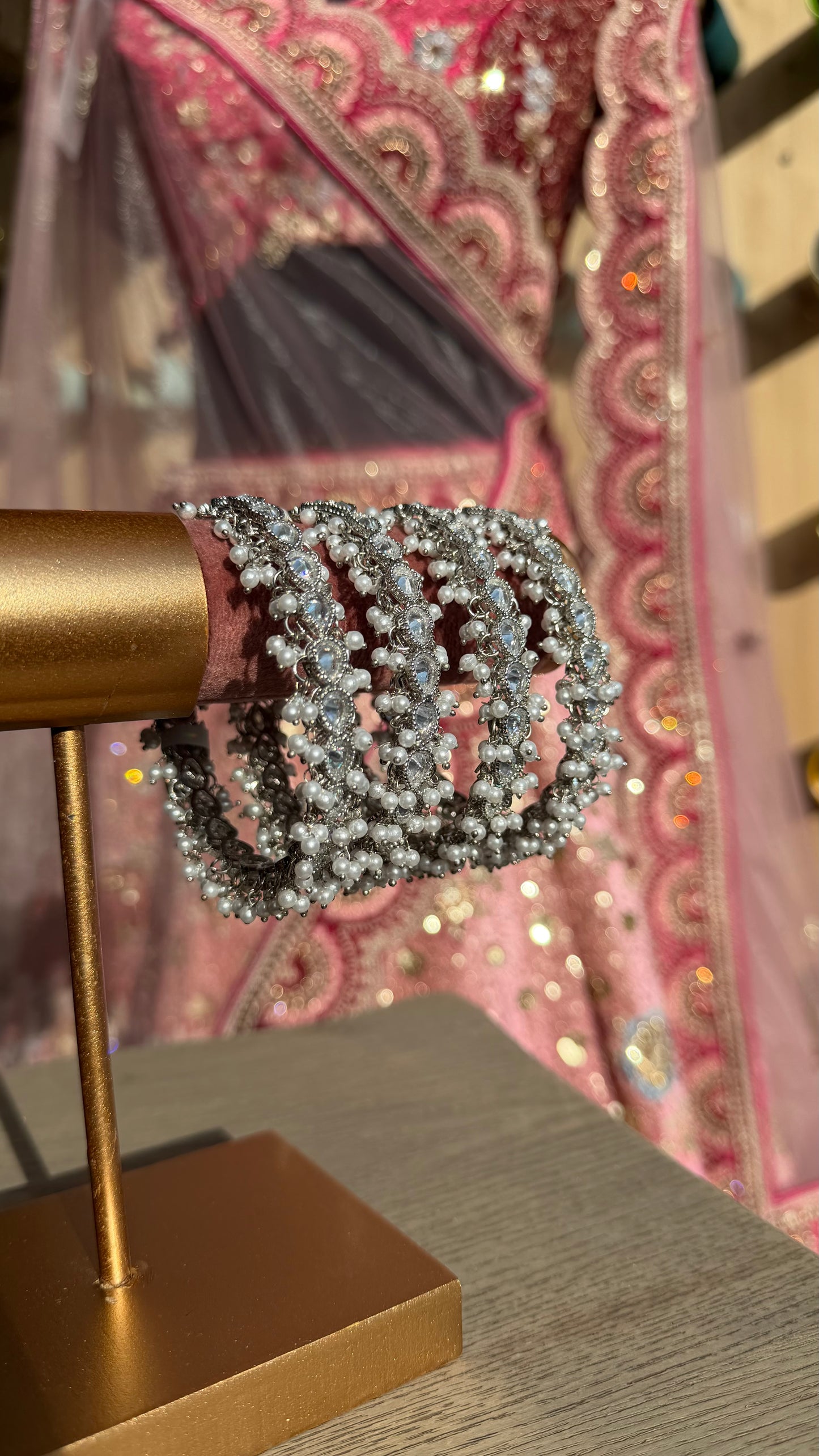 Pearl Teardrop Bangle Set – Indiase Armbanden met Parels en Druppelvormige Stenen (Set van 4)