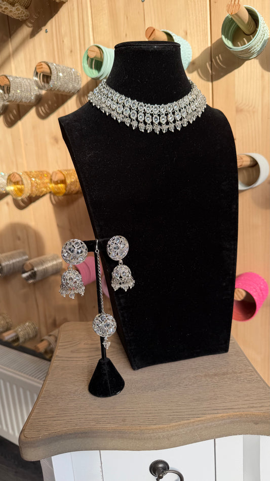 Elegante Indiase Choker Set met Kristallen en Jhumka Oorbellen