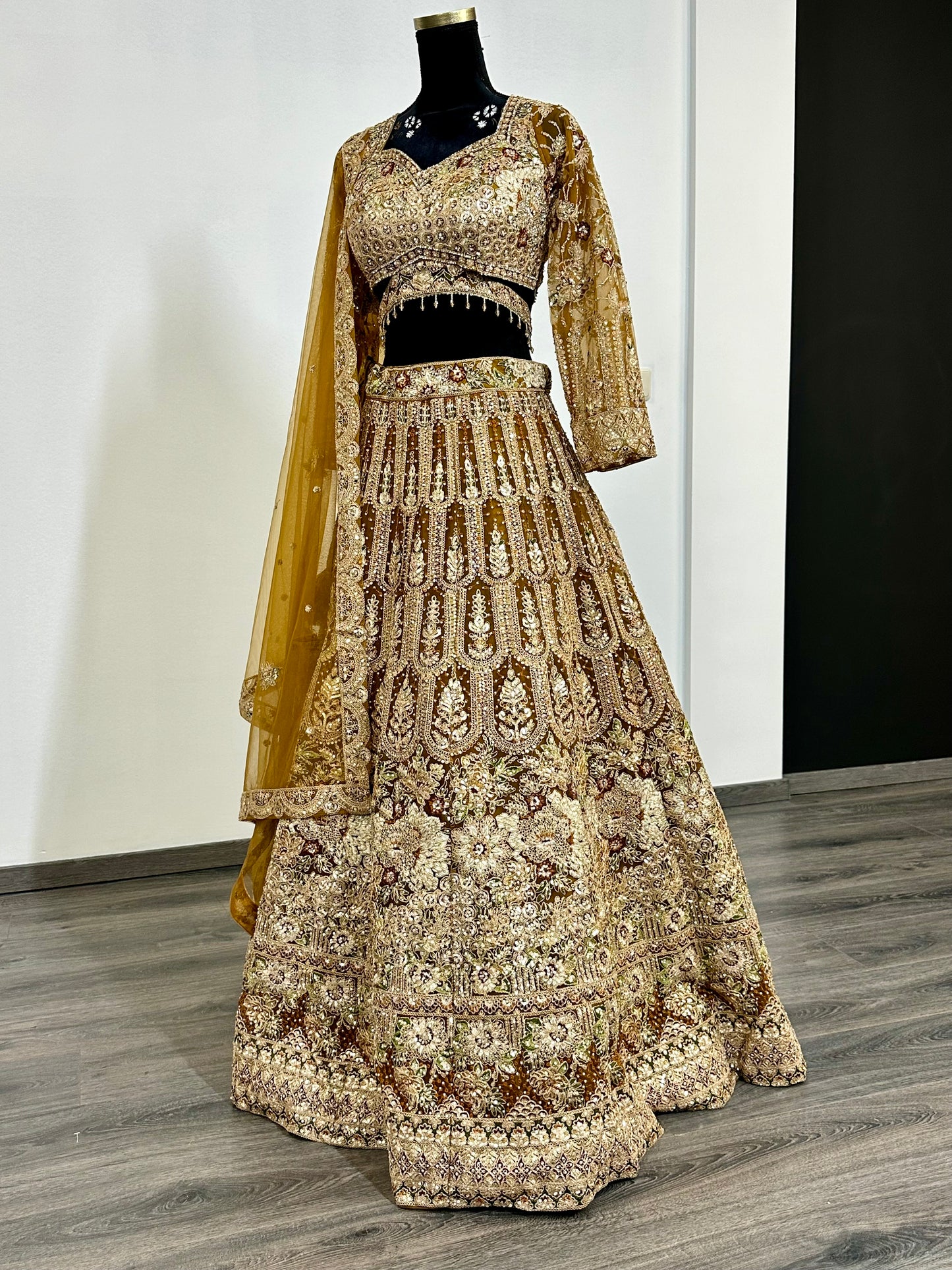 Gouden heavy lehenga met handborduursel | Indiase feestjurk