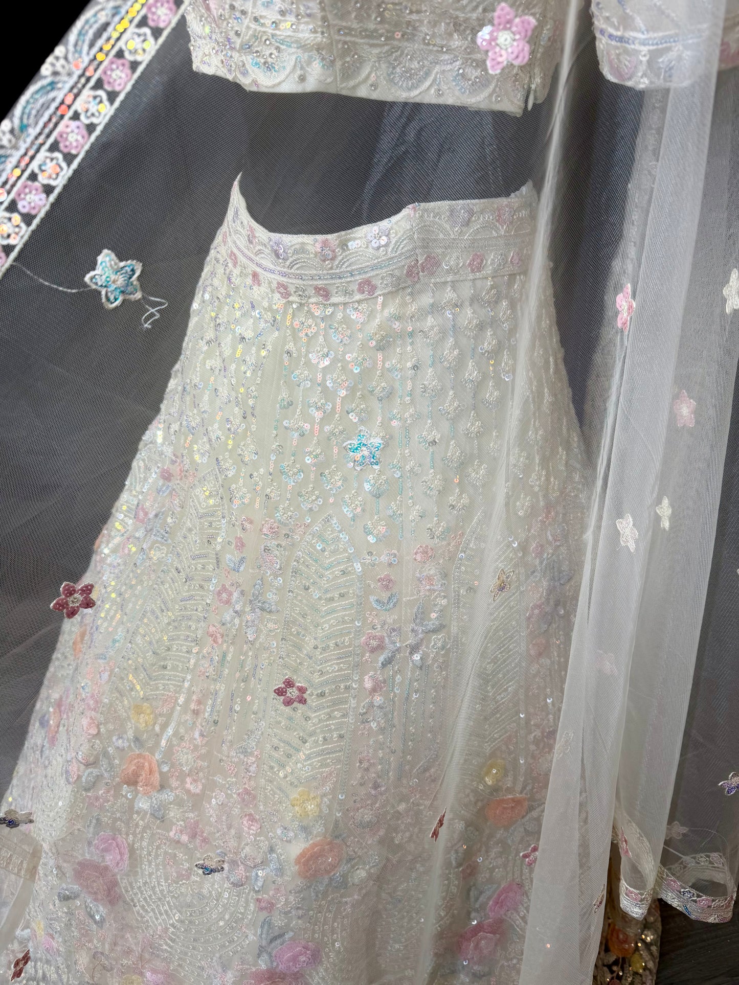 Pastel Garden Lehenga – Ivoor met Bloemen 3D Borduur