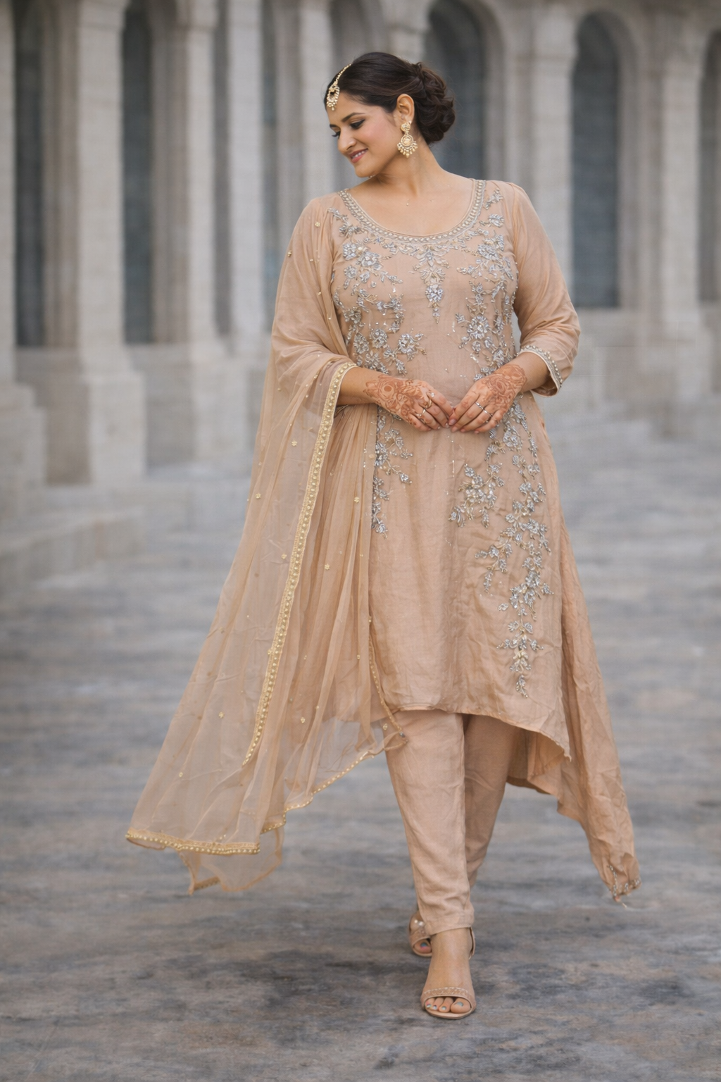 Nude Straight-Cut Suit met Zilveren Embroidery Salwar