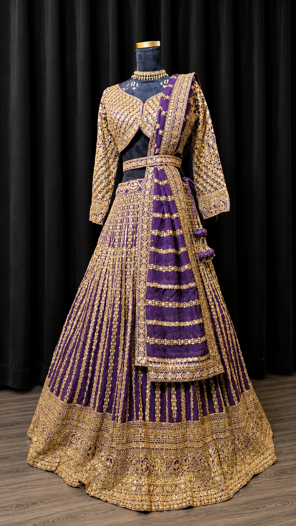 Paarse Luxe Party Wear Lehenga met Gouden Embroidery