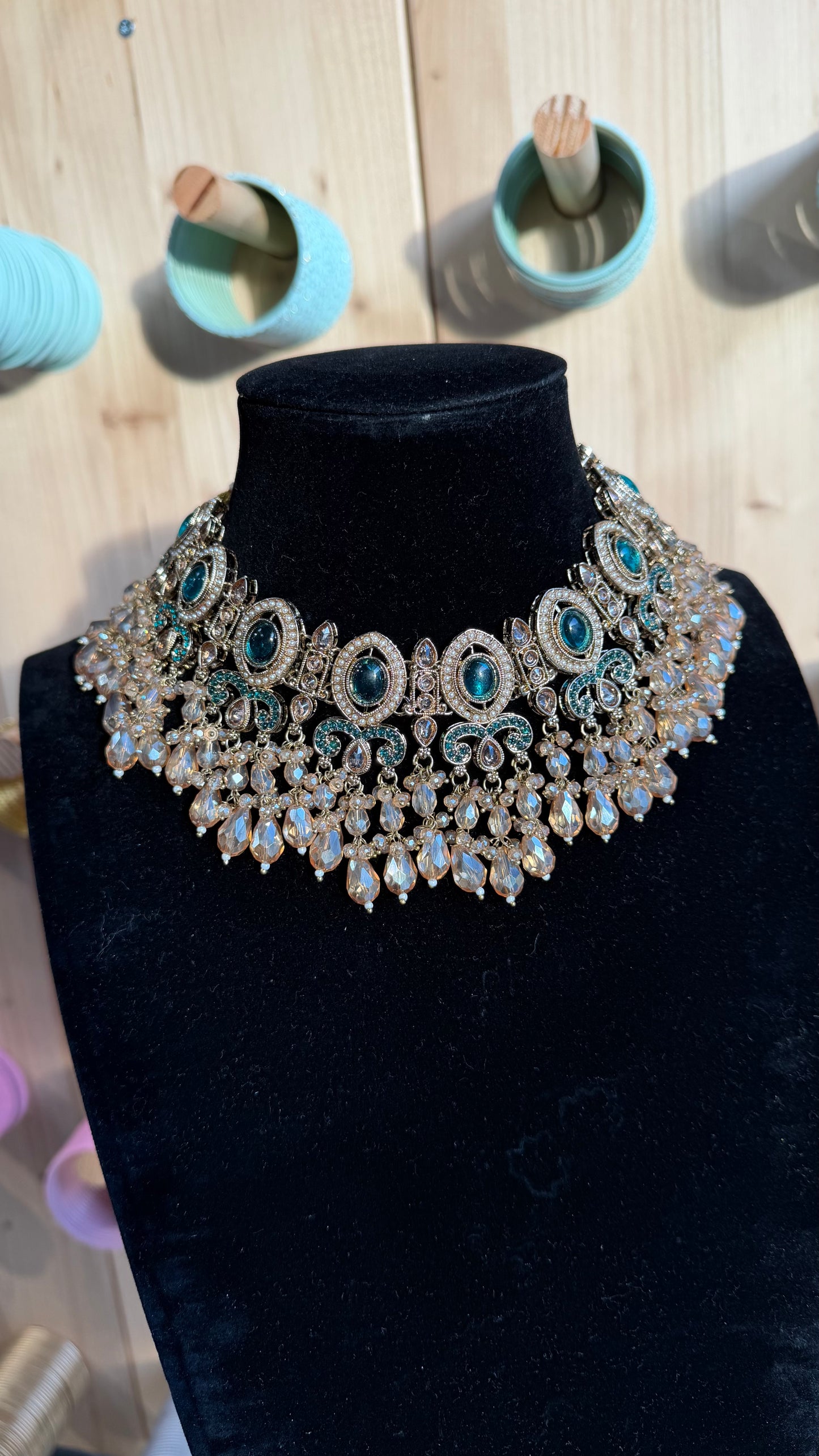 Groene Indiase Choker Set met Kristallen en Jhumka Oorbellen – Luxe Bollywood Sieraden