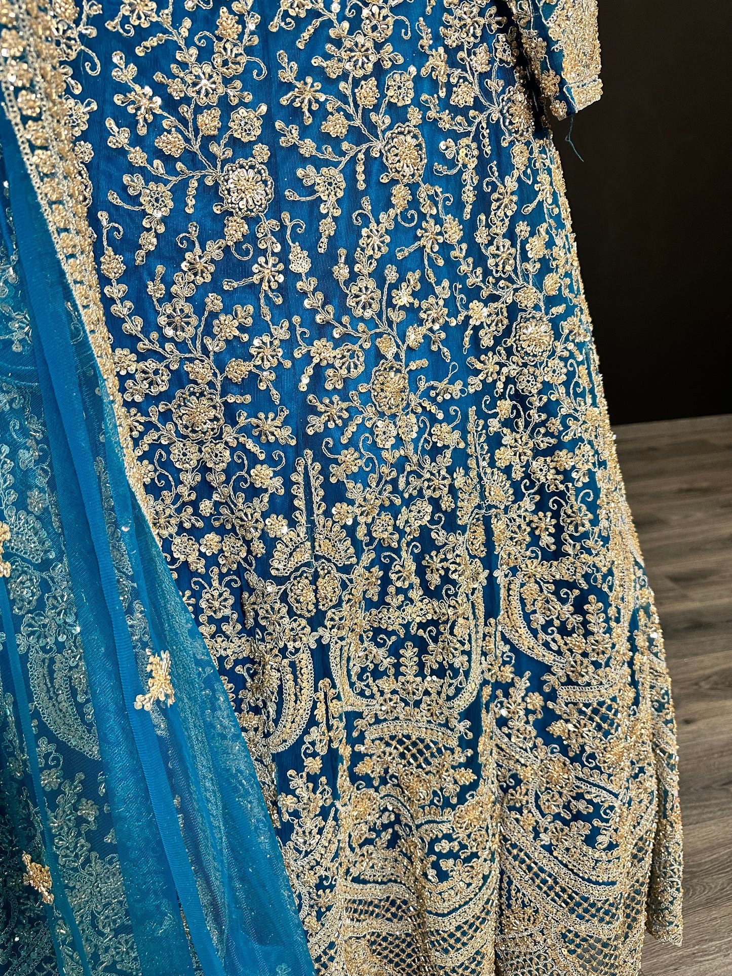 Heavy party lehenga met goudborduursel | Indiase feestjurk dames