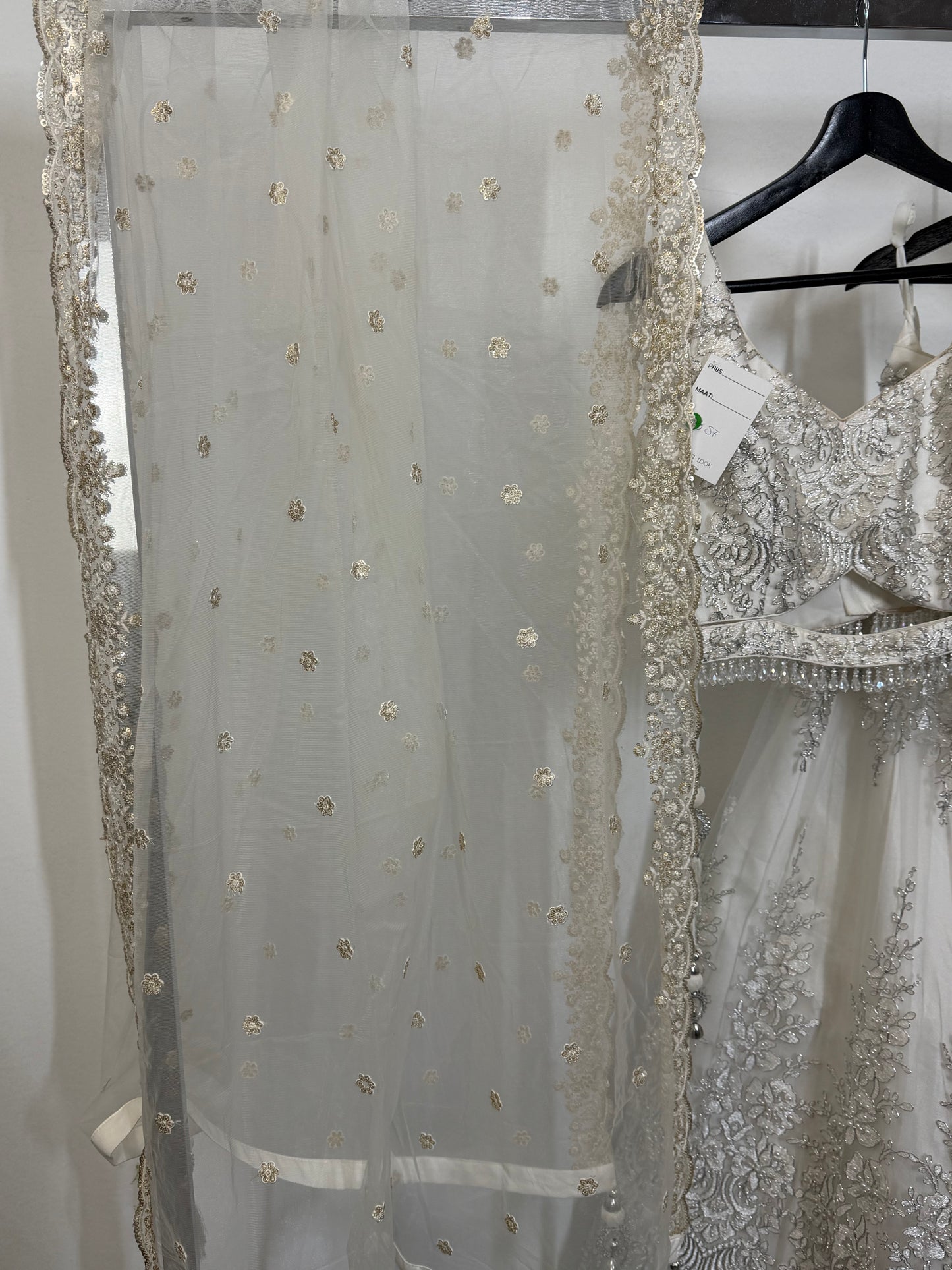 Witte Bridal Lehenga met Zilver Borduurwerk