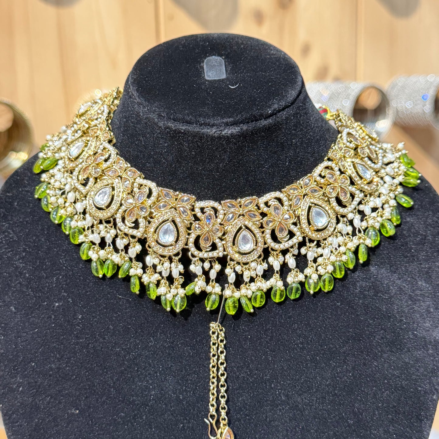 Elara Emerald Bridal Set – Luxe 3-delige Kundan Choker Set met Groene Kristallen