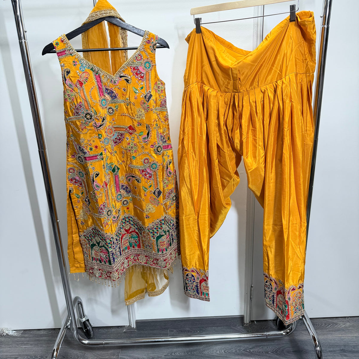 Amaya Mustard Indian Suit met Kleurrijk Borduurwerk