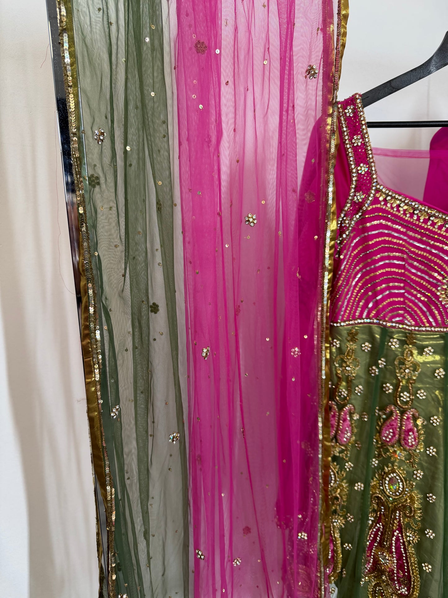 Fuchsia & Groen Punjabi Suit met Handwerk