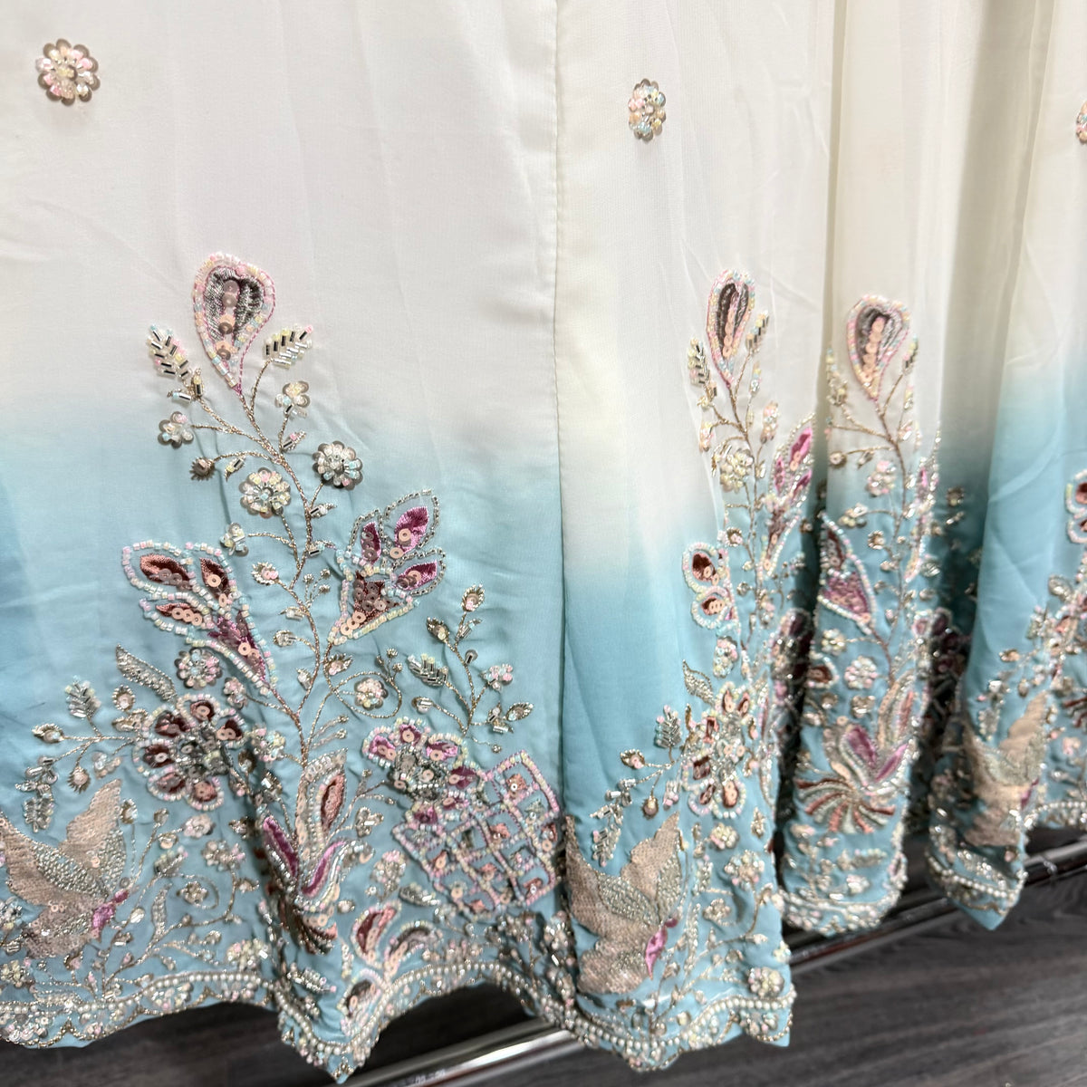 Meher Ivory Blue Ombre Lehenga met Borduurwerk