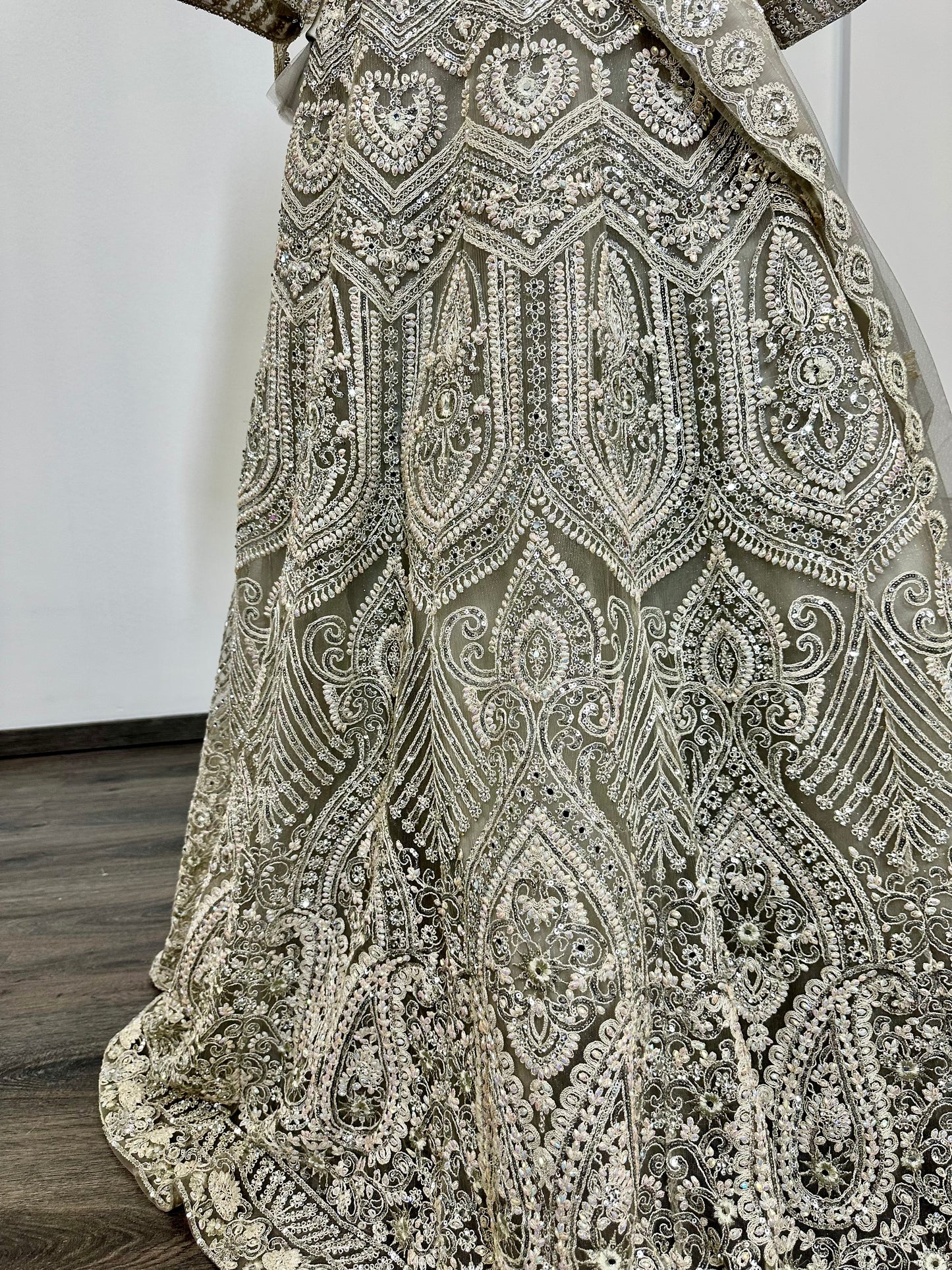 Zilvergrijze crystal lehenga | Moderne Indiase feestjurk dames