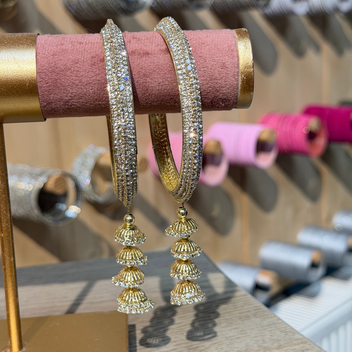 Noor Jhumki Bangle Goud – Luxe Kristallen Armband met Jhumki Hangers