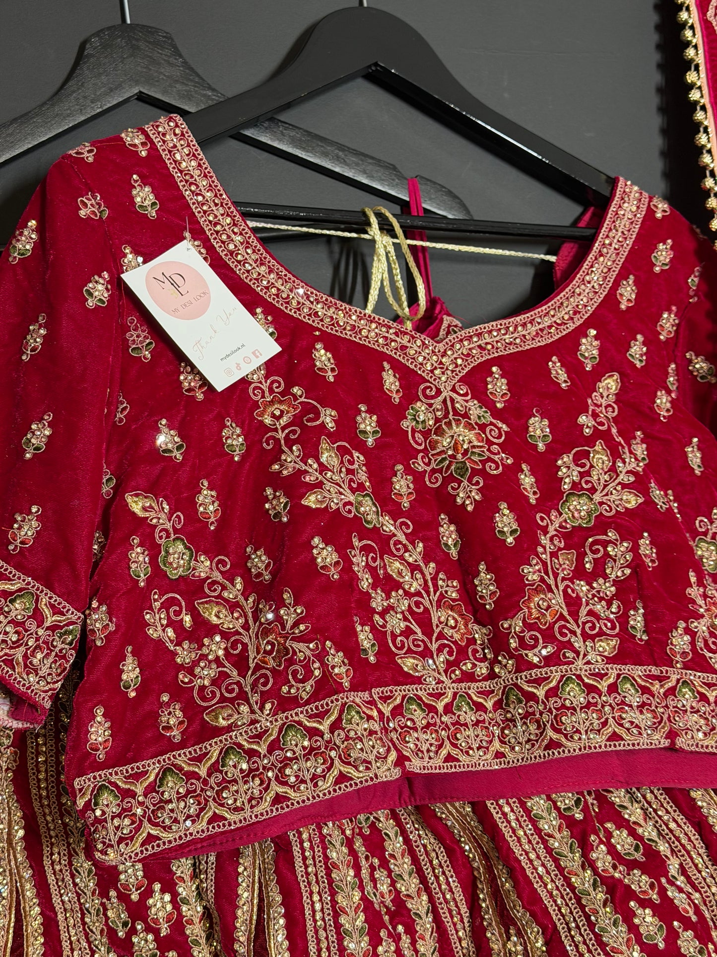 Dieprode bridal lehenga met goud