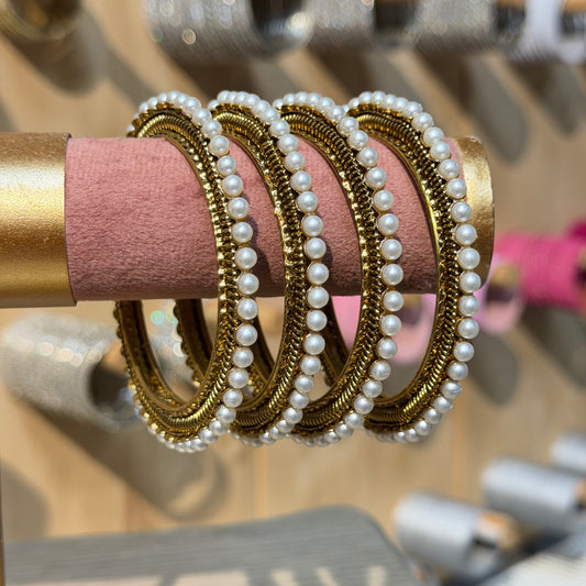 Pearl Heritage Bangles – Set van 4 Traditionele Armbanden met Parels